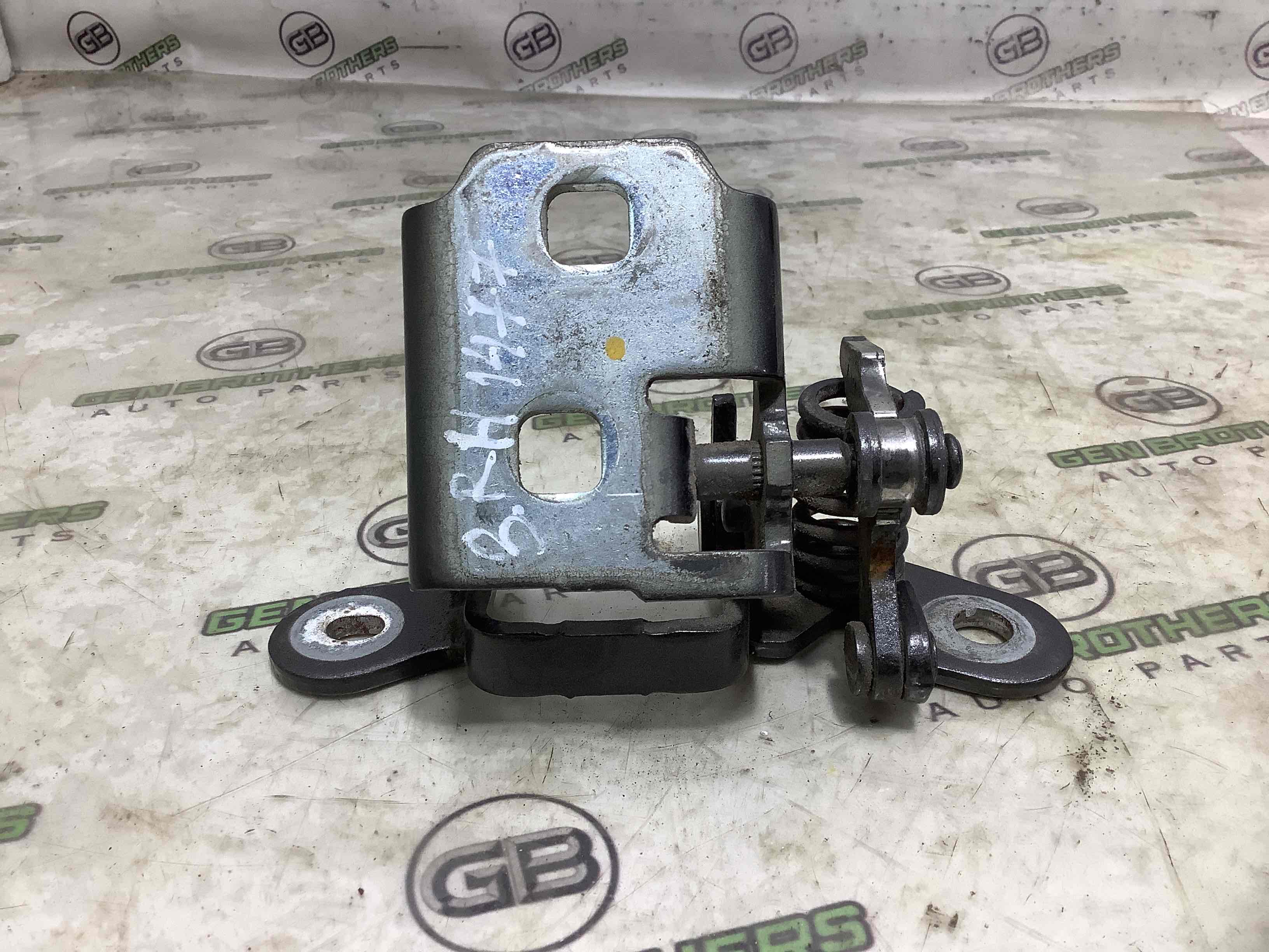 Петля двери, замок двери