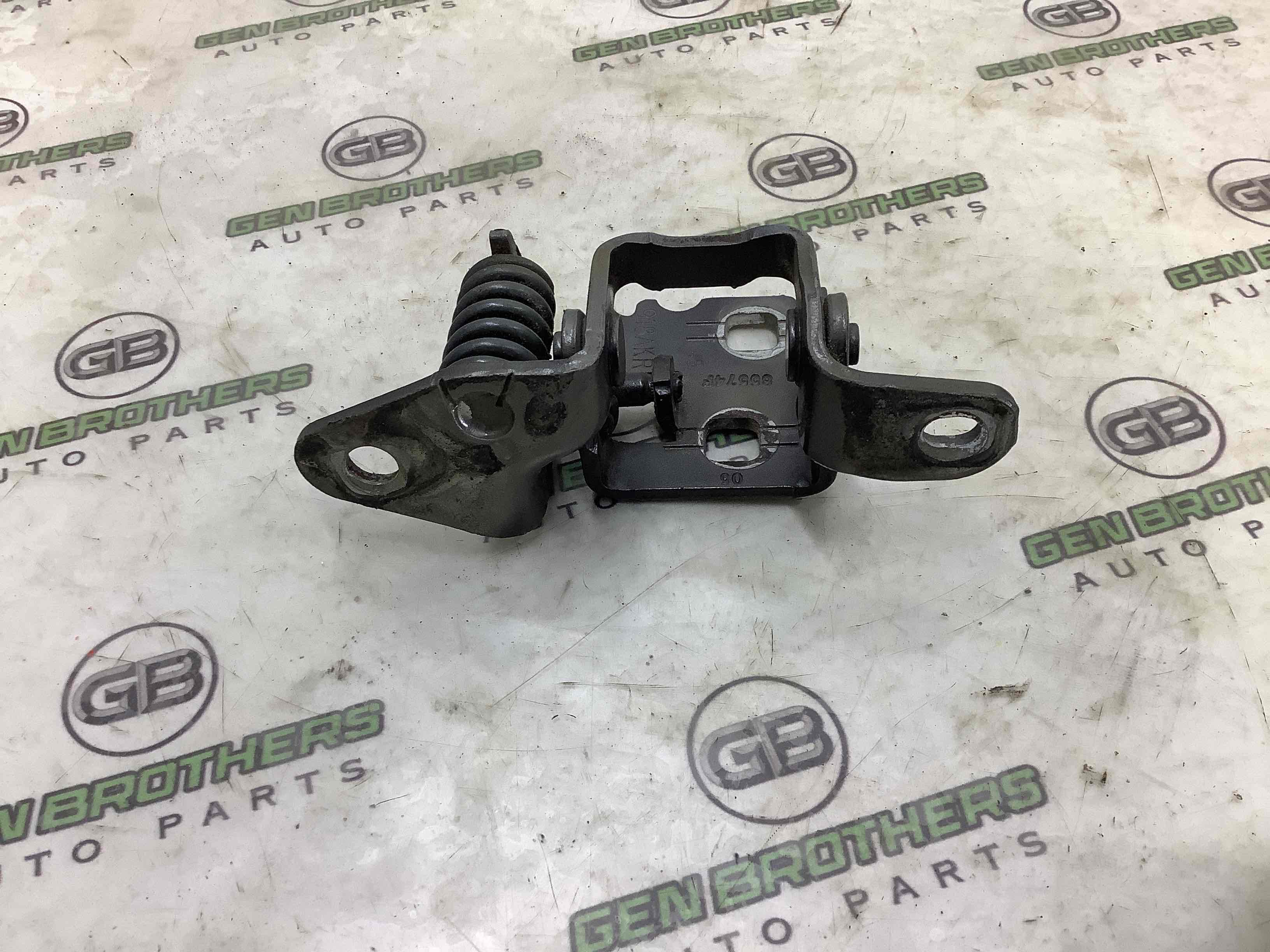 Петля двери, замок двери