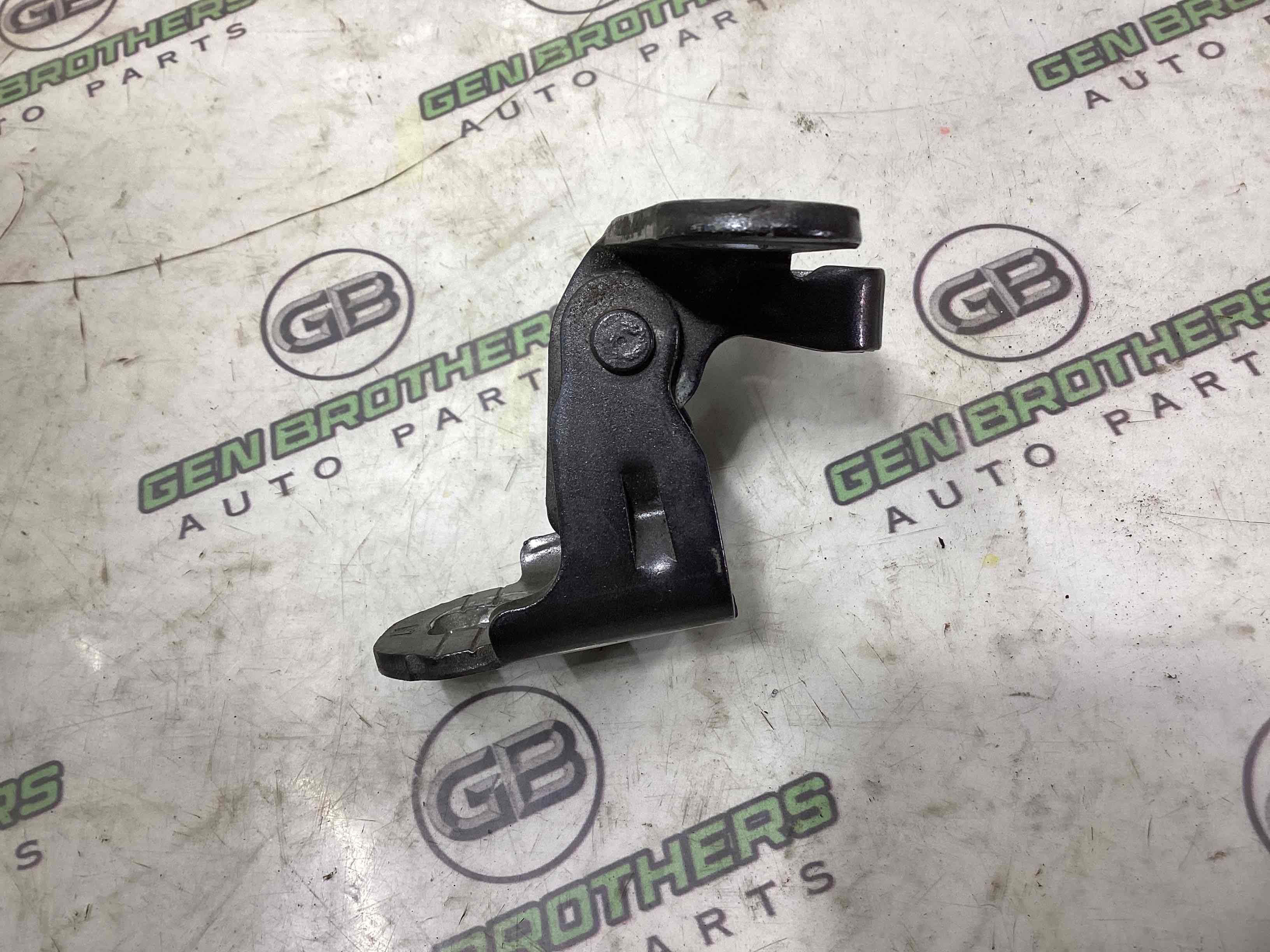 Петля двери, замок двери