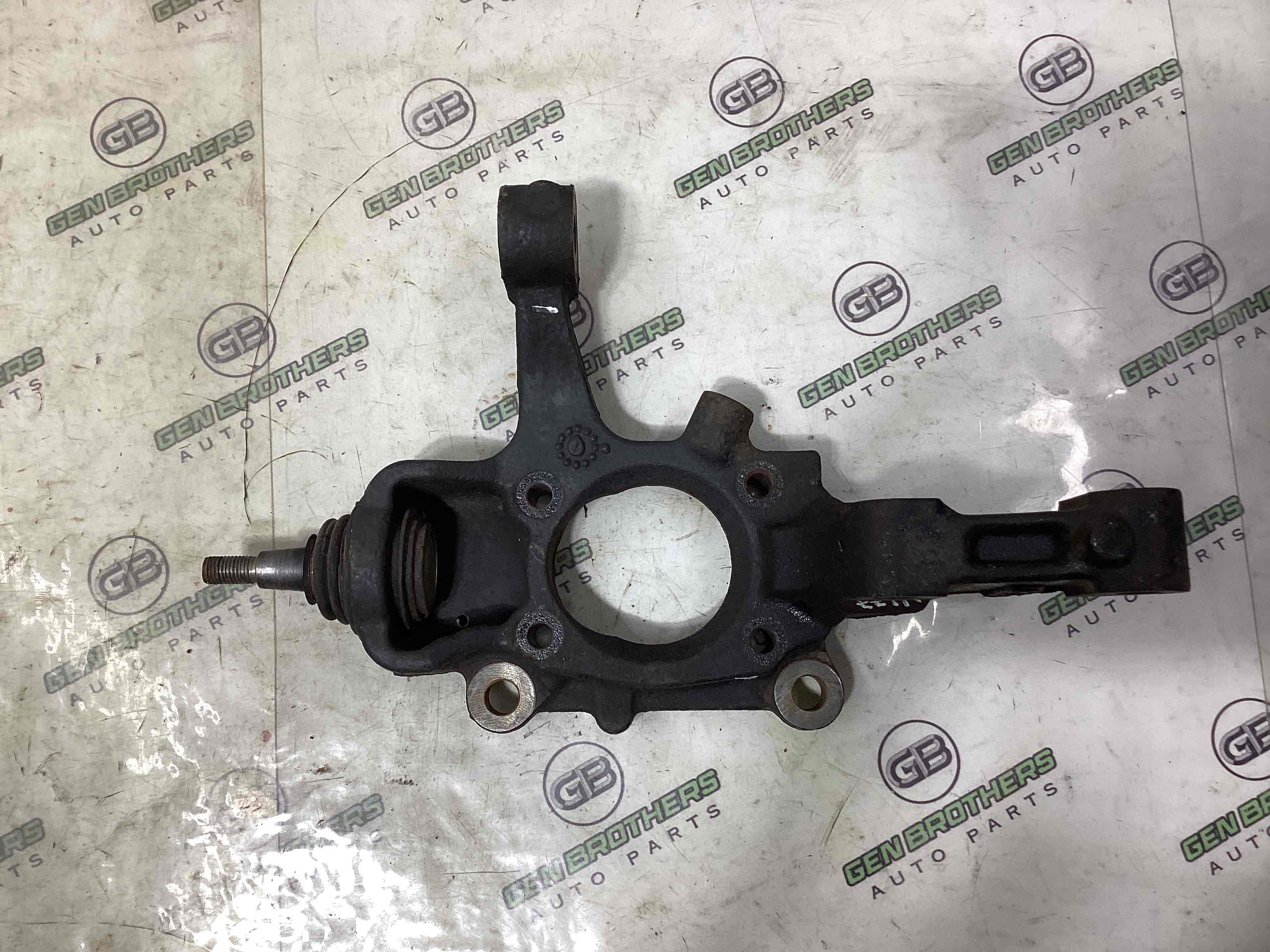 Кулак поворотный левый