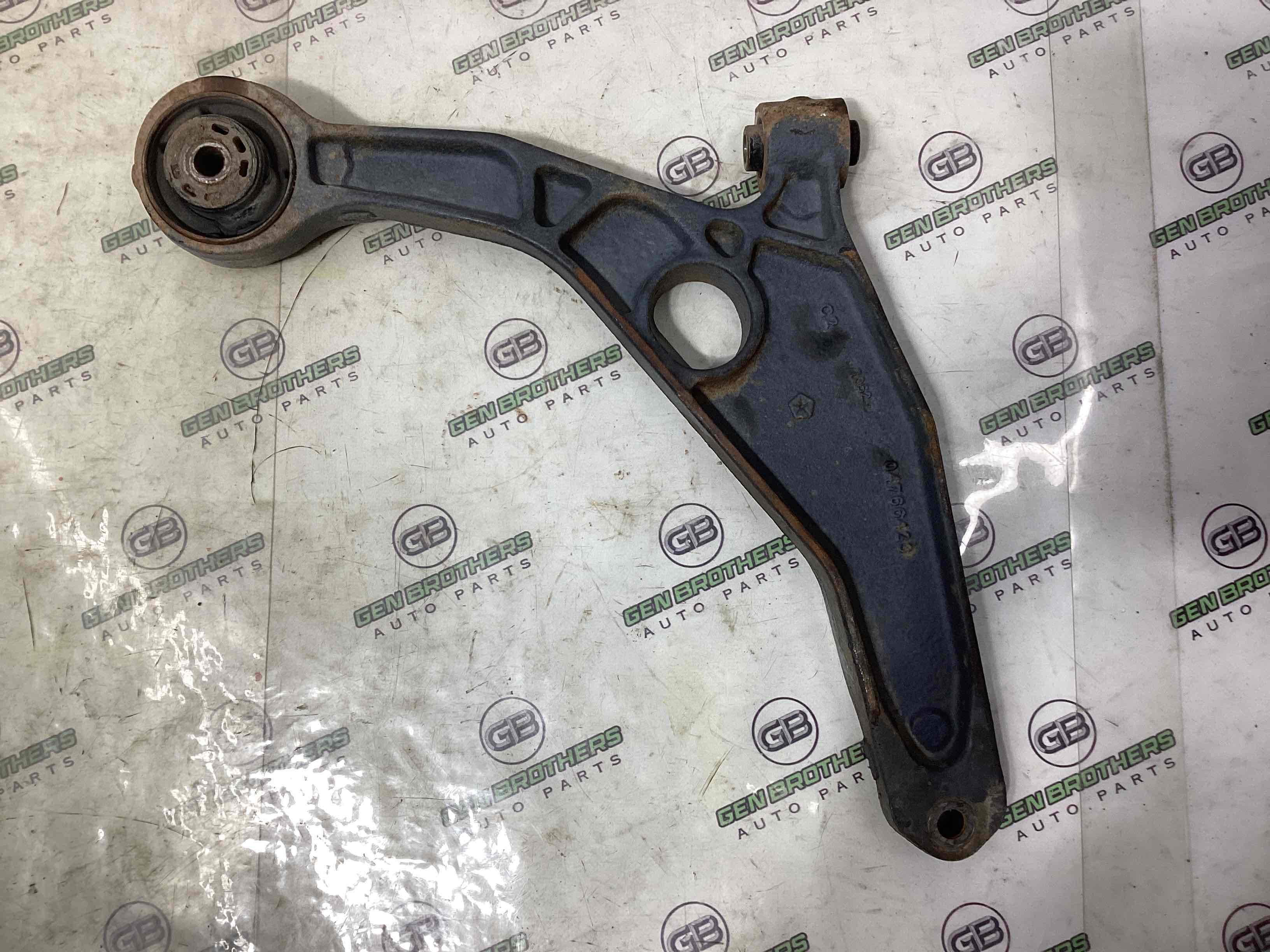 Рычаг передний левый