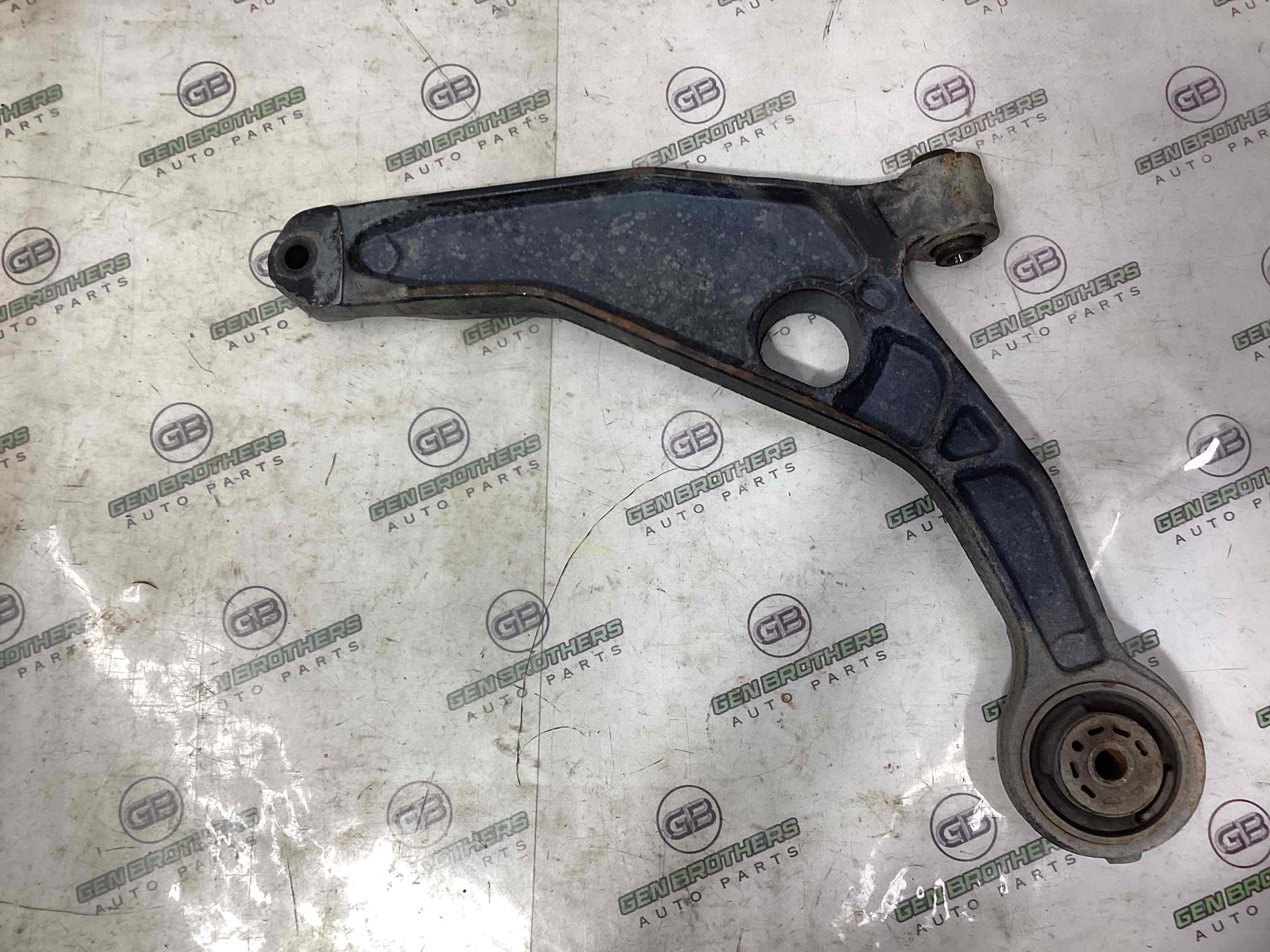 Рычаг передний правый