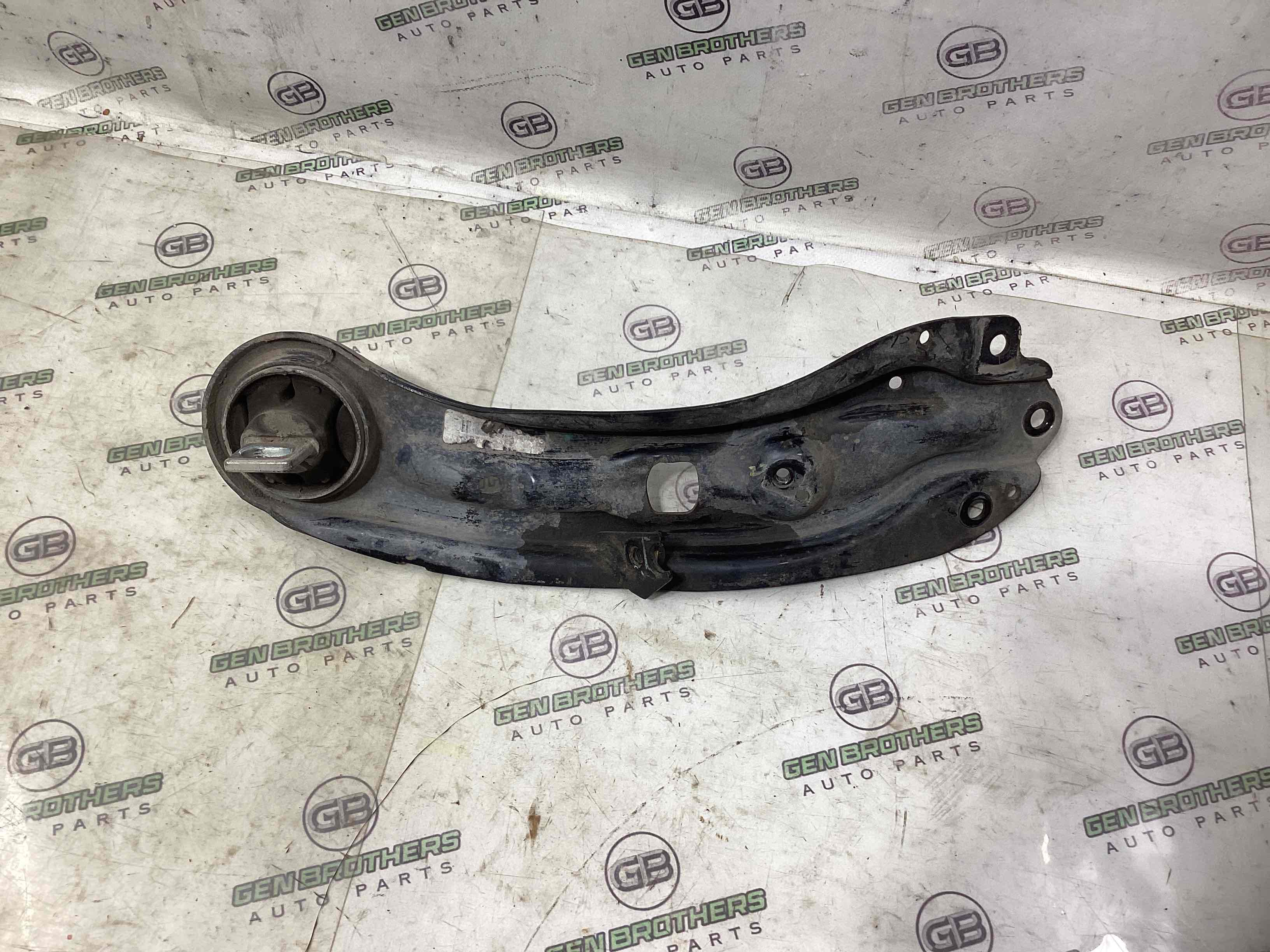 Рычаг задний правый