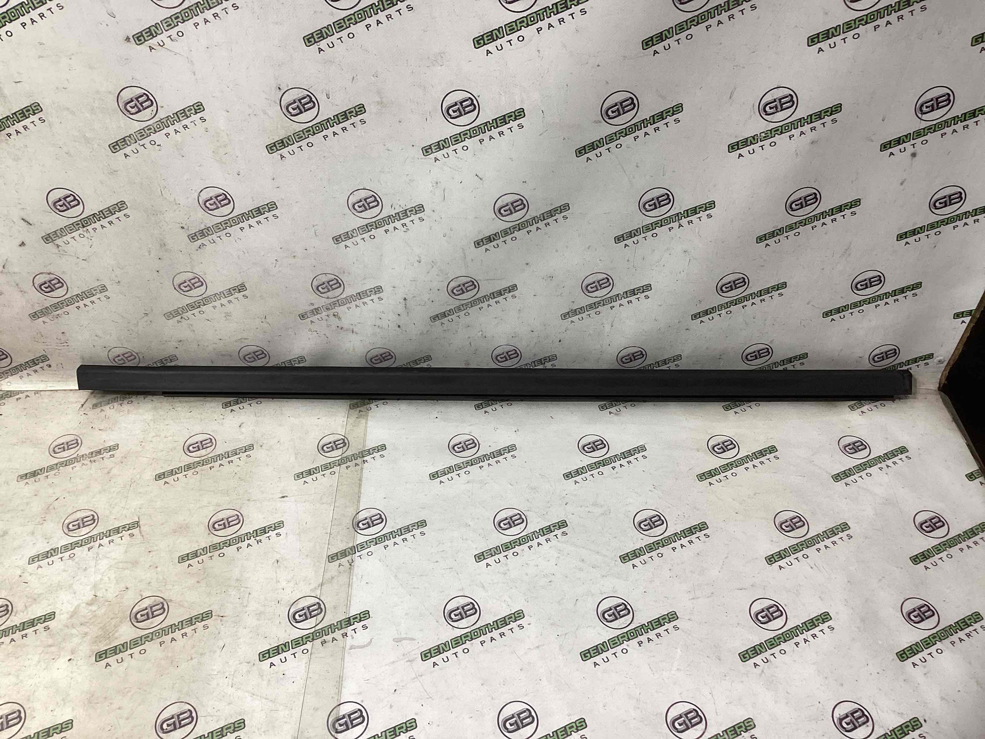 Молдинг двери передней правой