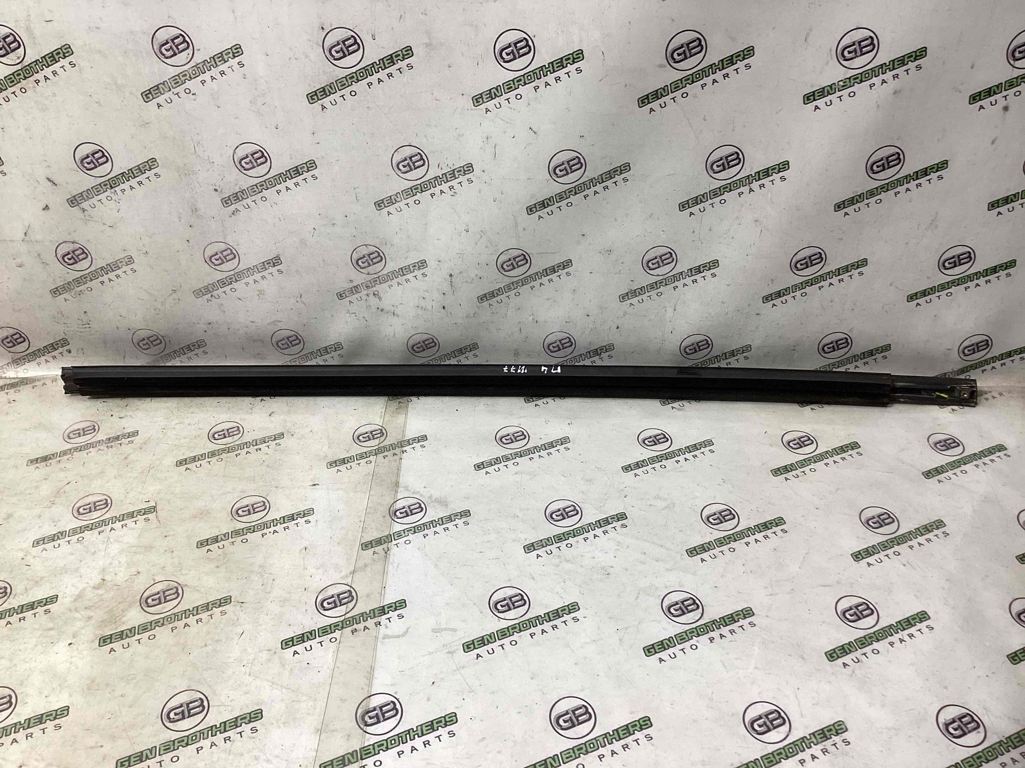 Молдинг двери передней левой