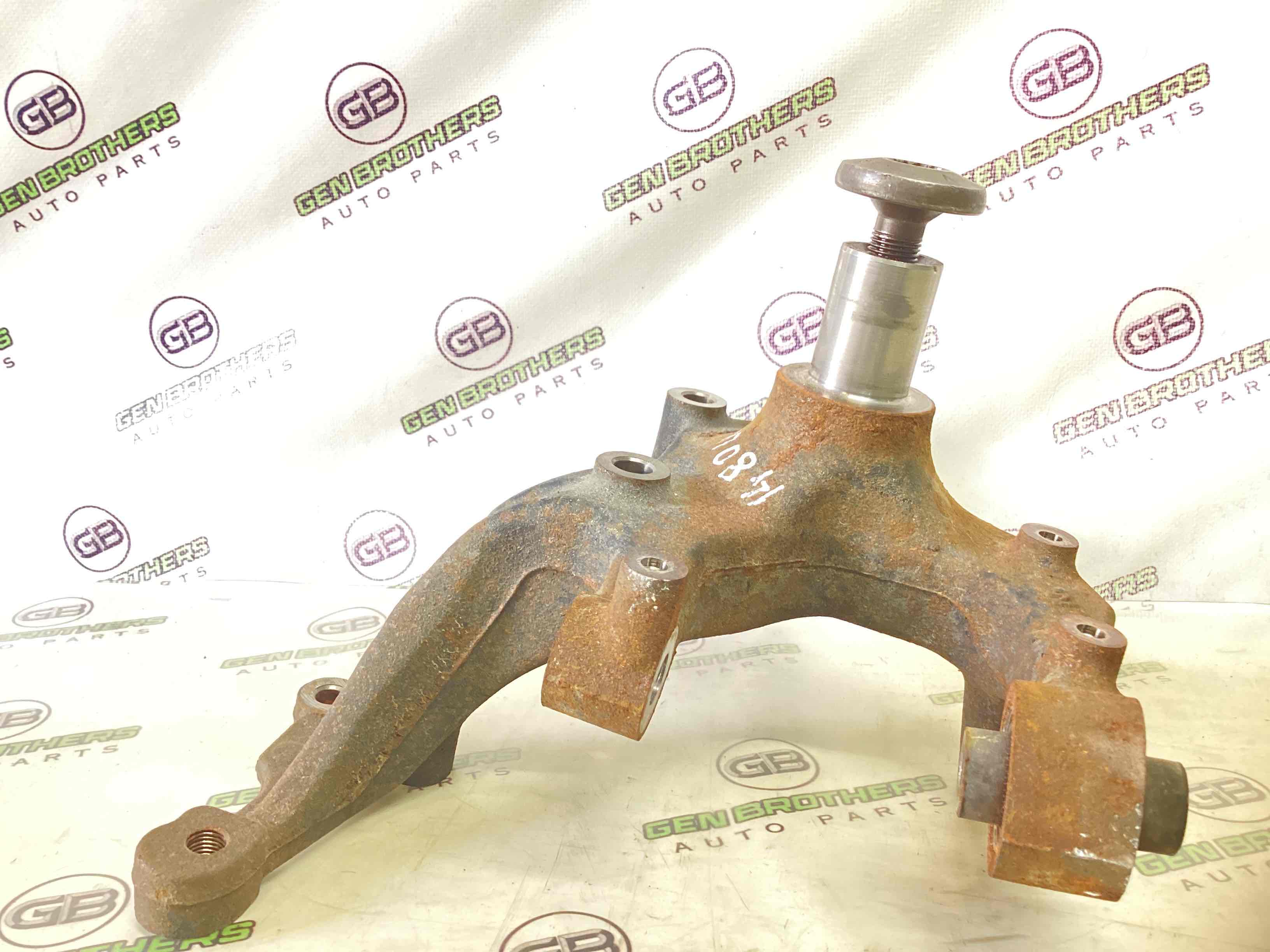 Кулак задній лівий