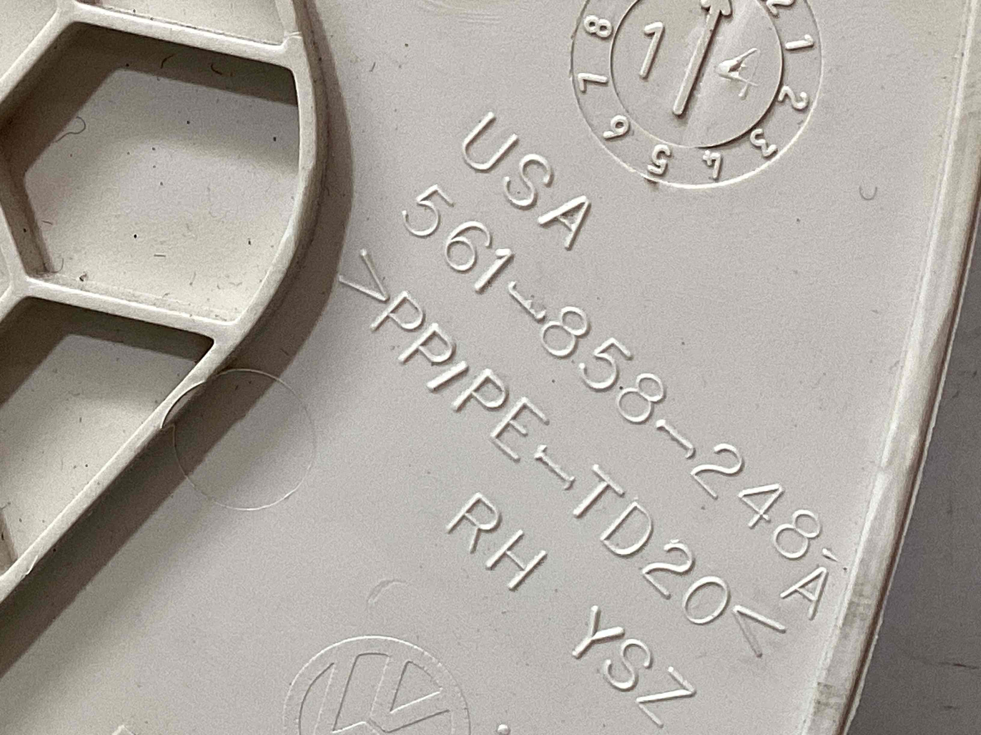 Обшивка панелі приладів торпедо