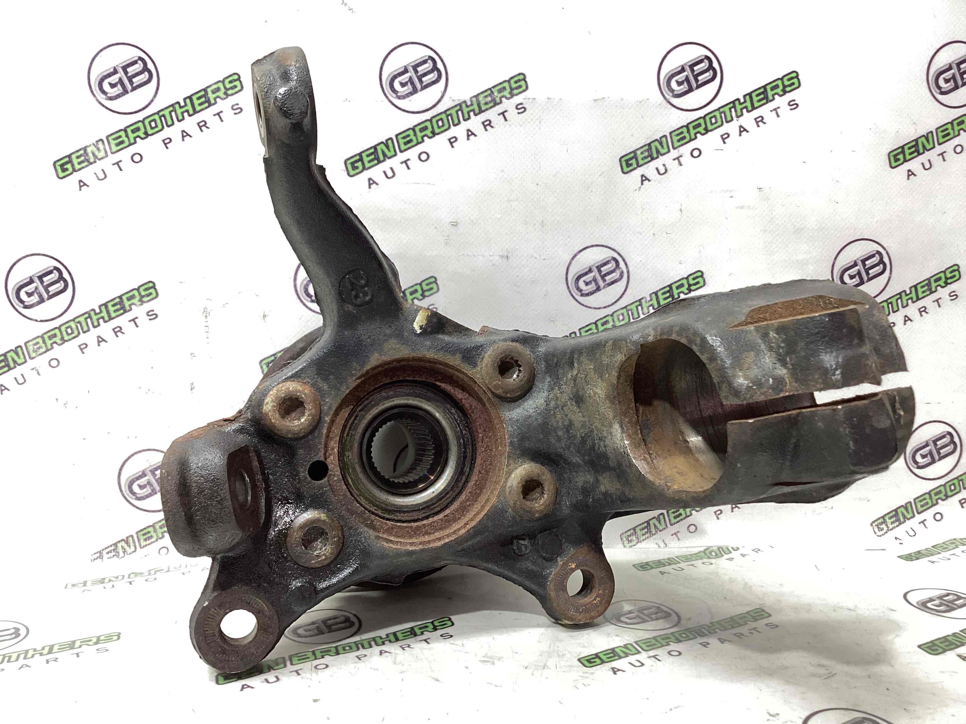 Кулак поворотний лівий