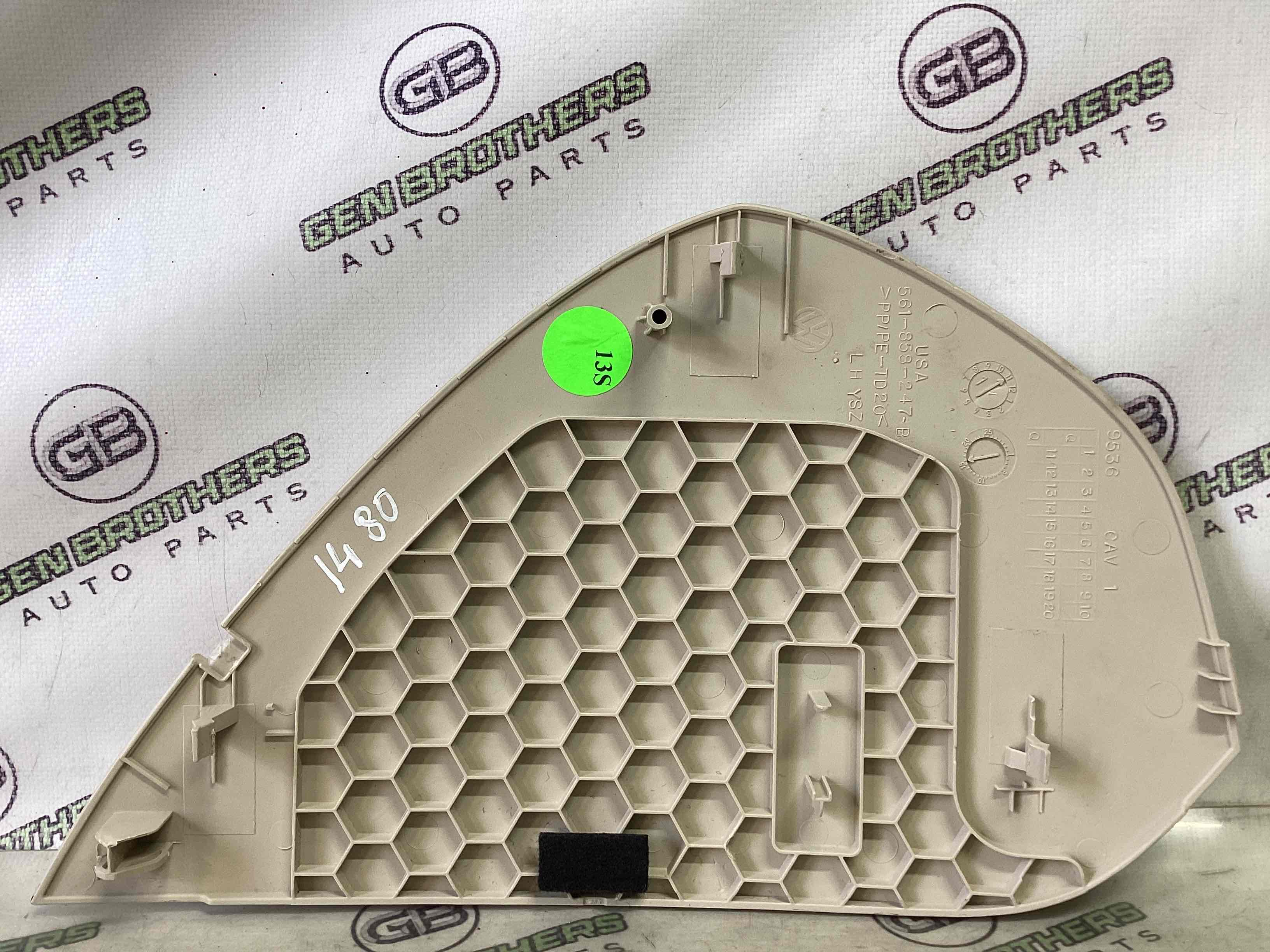 Обшивка панелі приладів торпедо