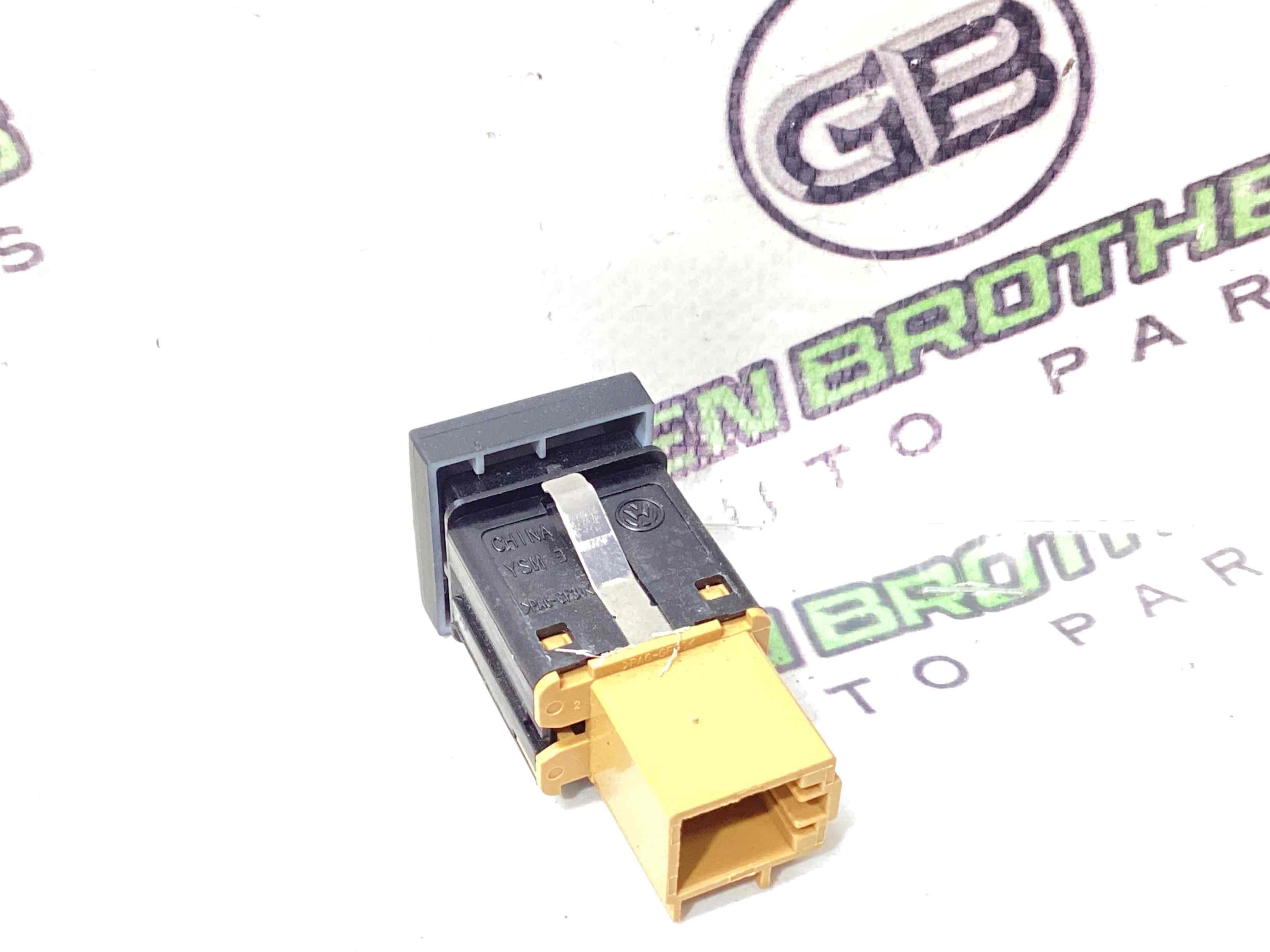 Кнопка відкриття багажника