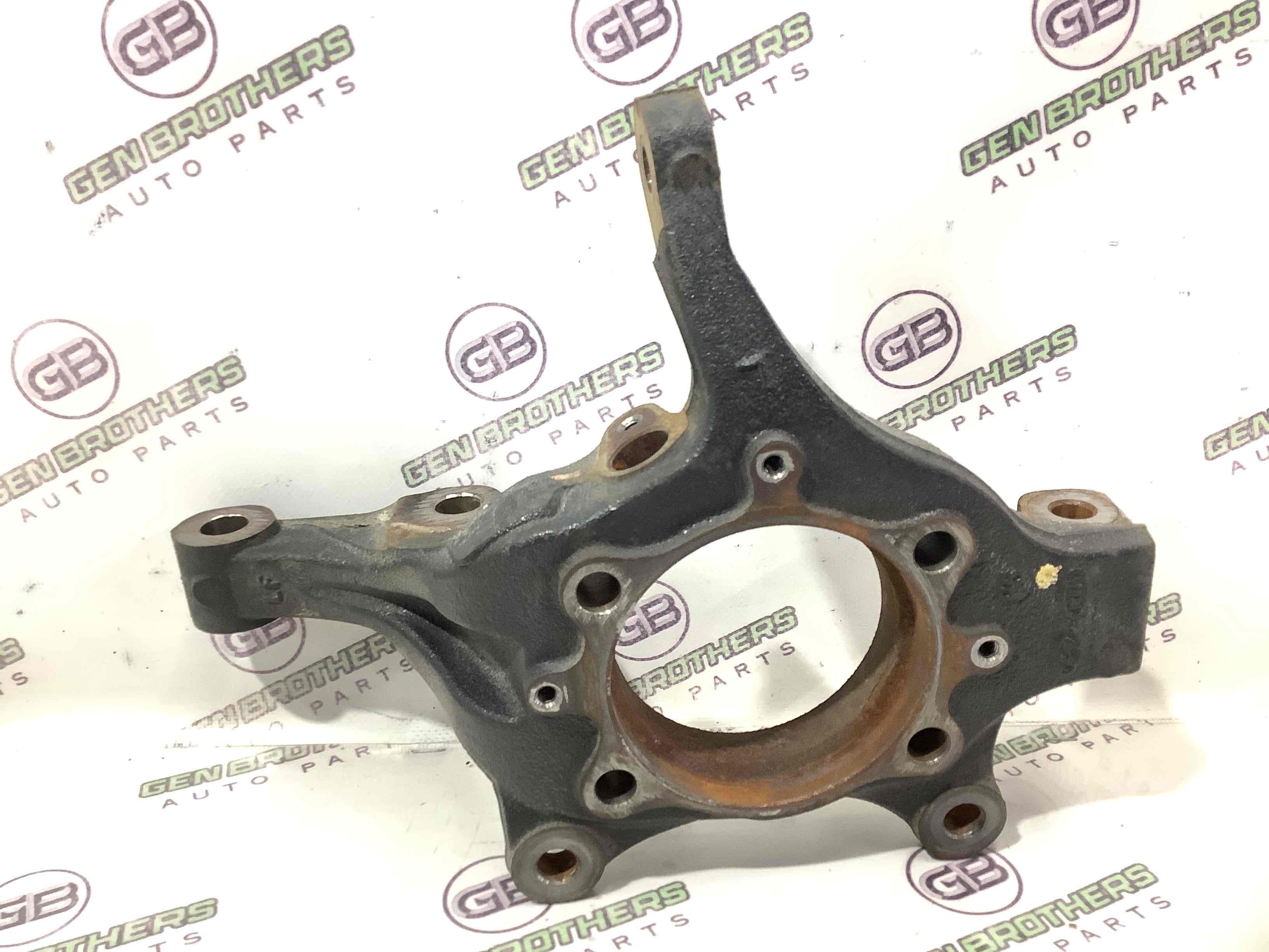 Кулак поворотний лівий