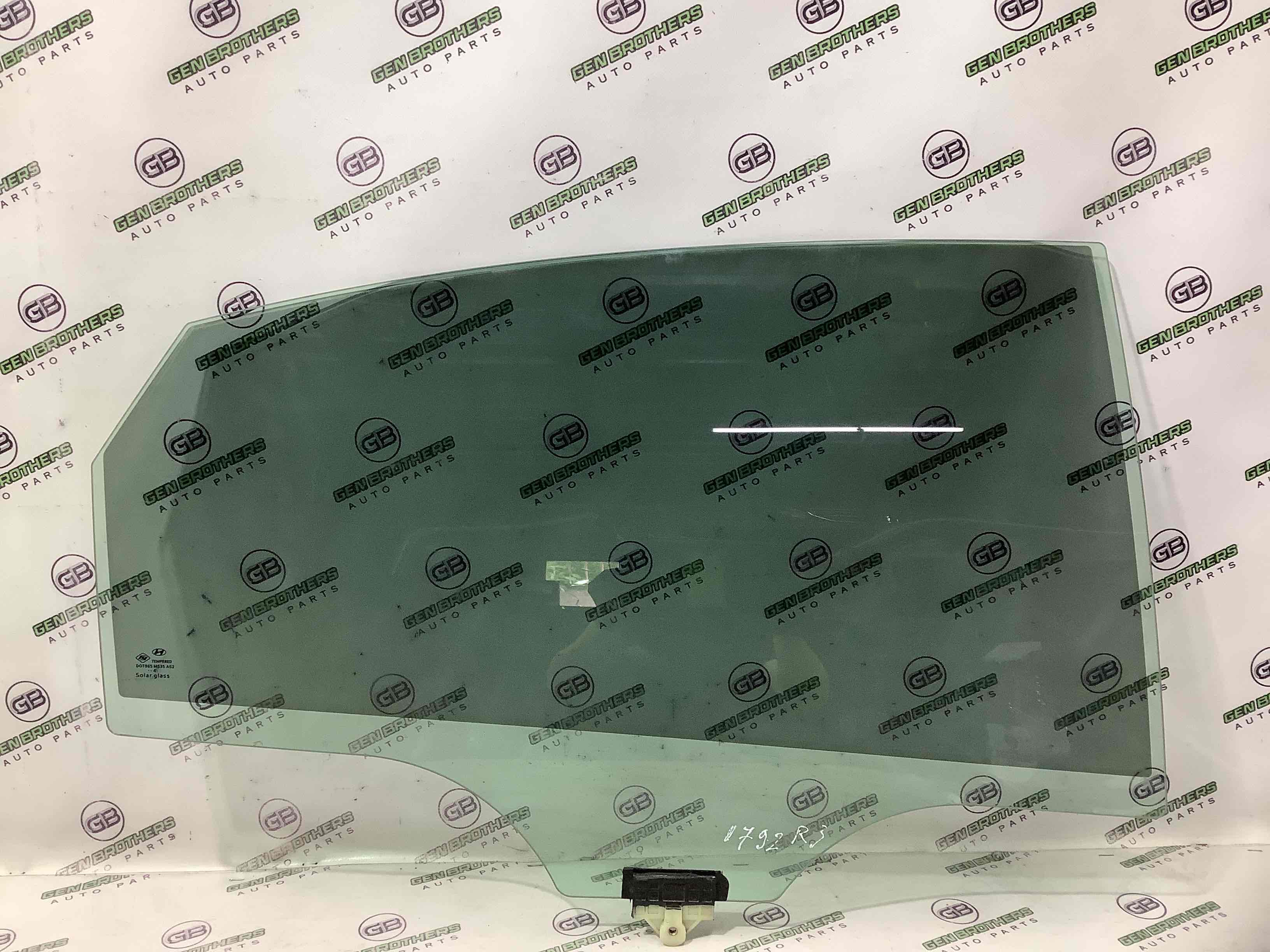 Скло заднє праве