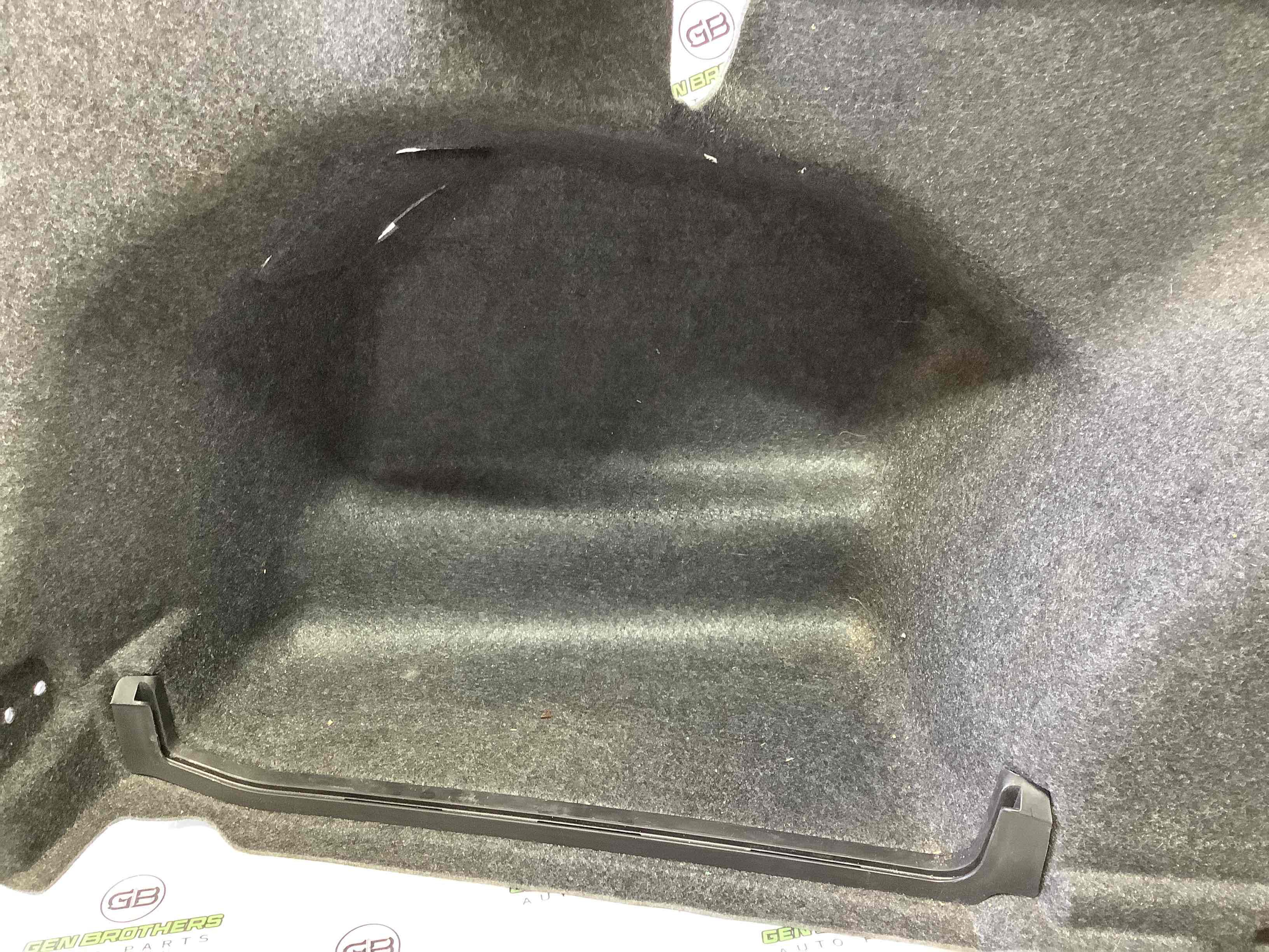 Елементи оздоблення багажника