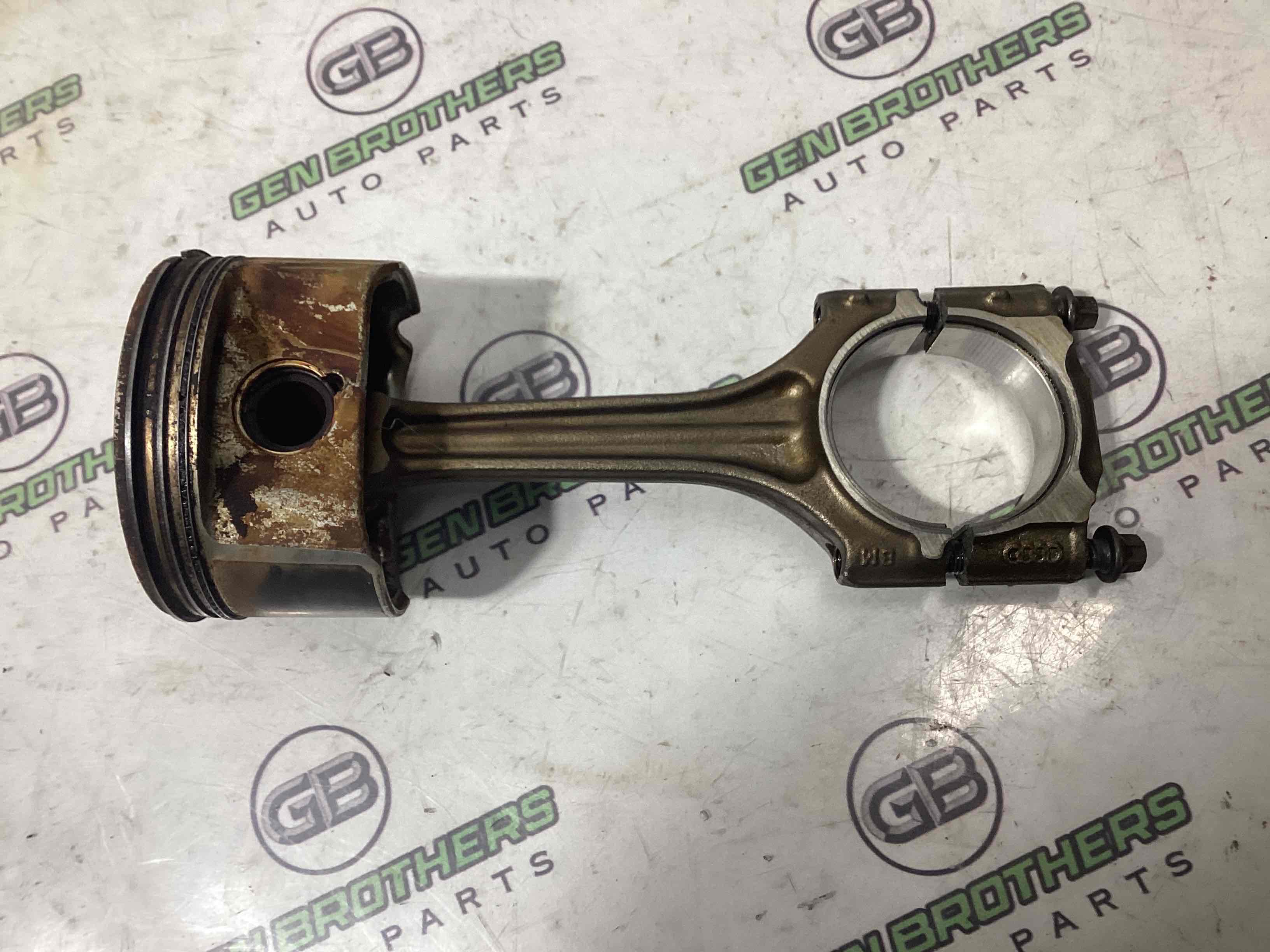 Шатун поршня двигуна