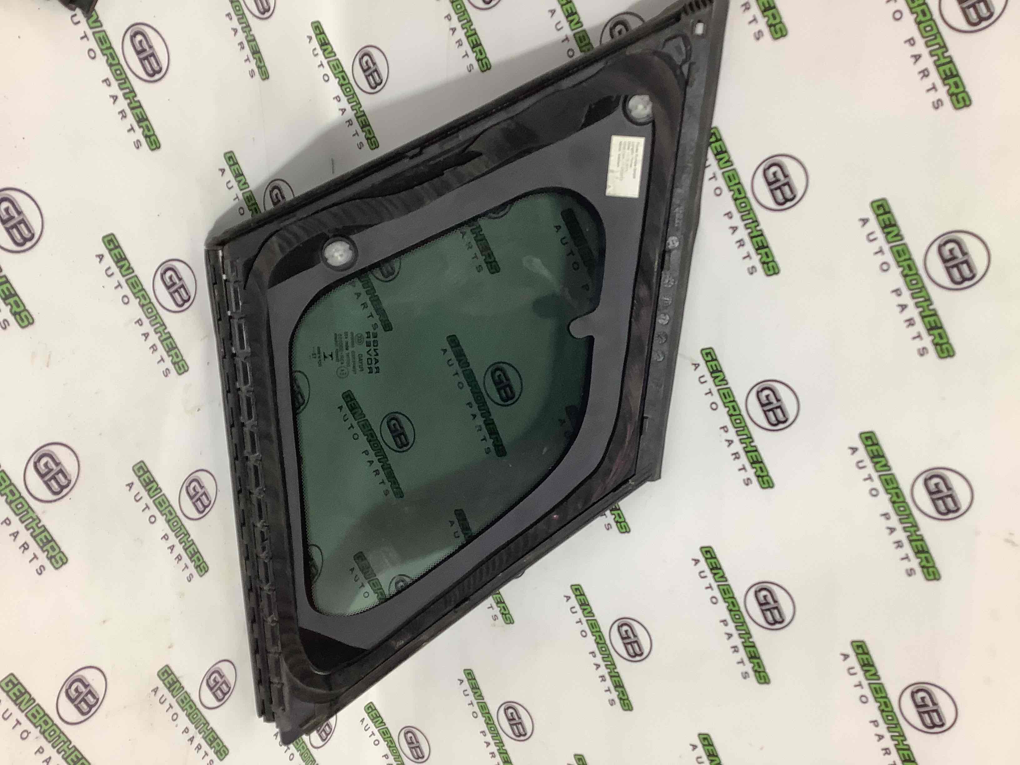 Скло кузовне бічне праве