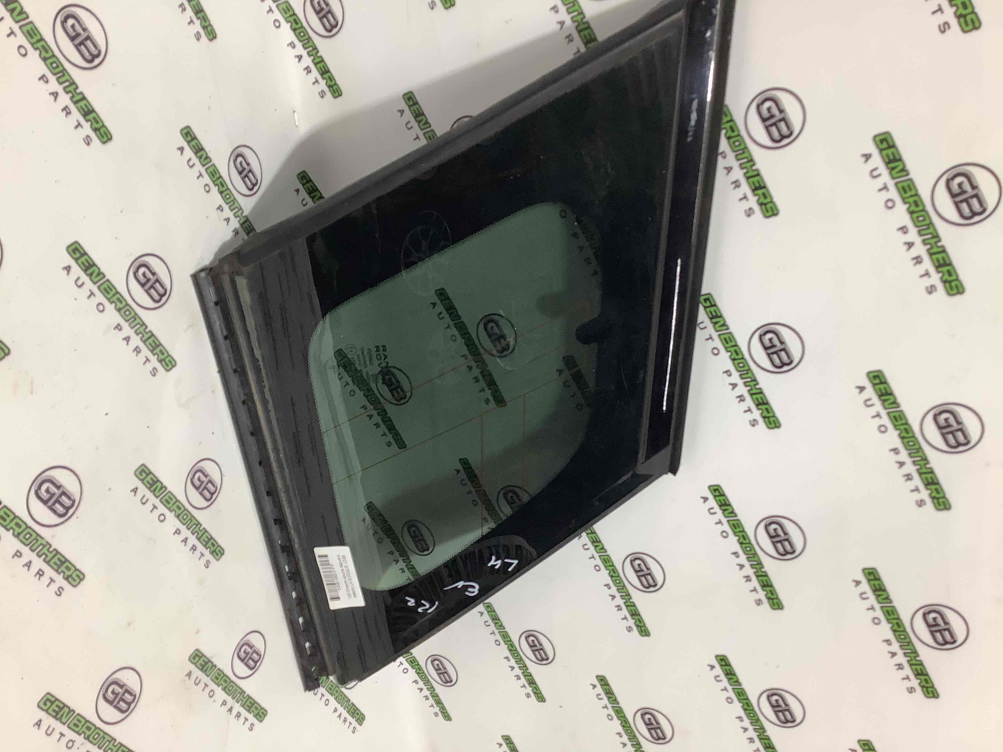 Скло кузовне бічне ліве