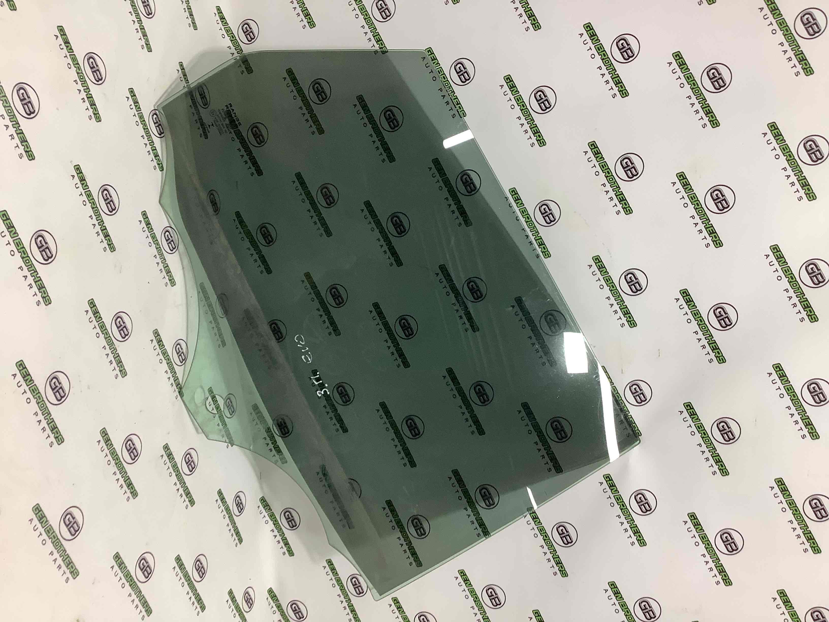 Скло заднє праве