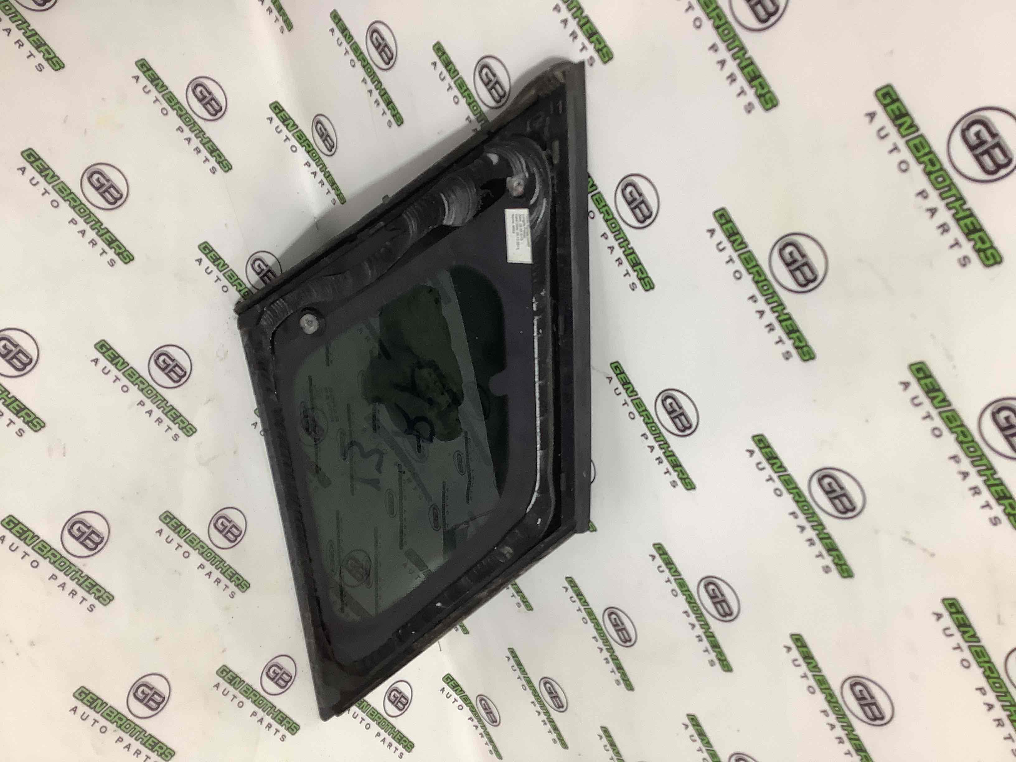 Скло кузовне бічне праве