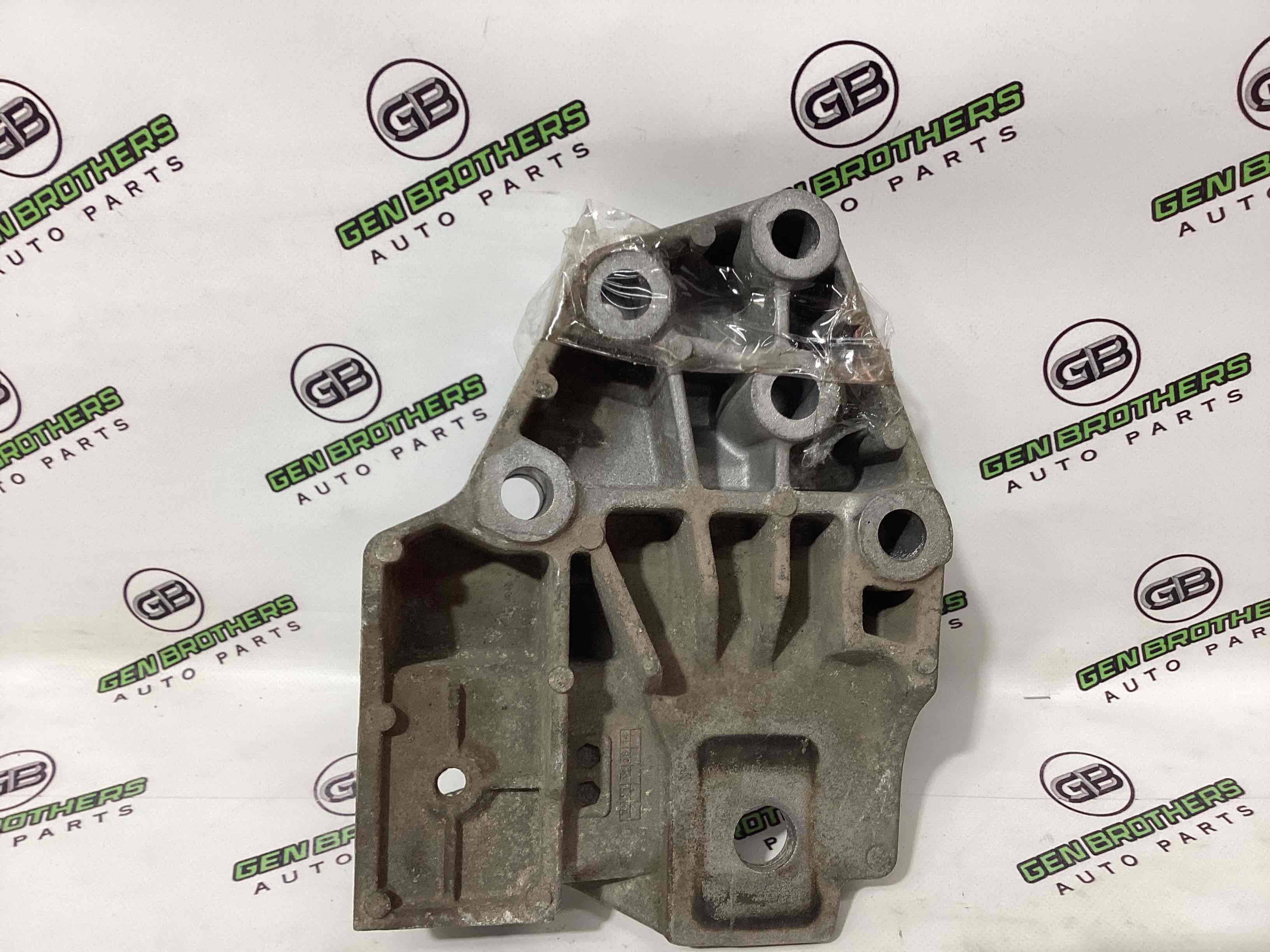 Кронштейн двигуна