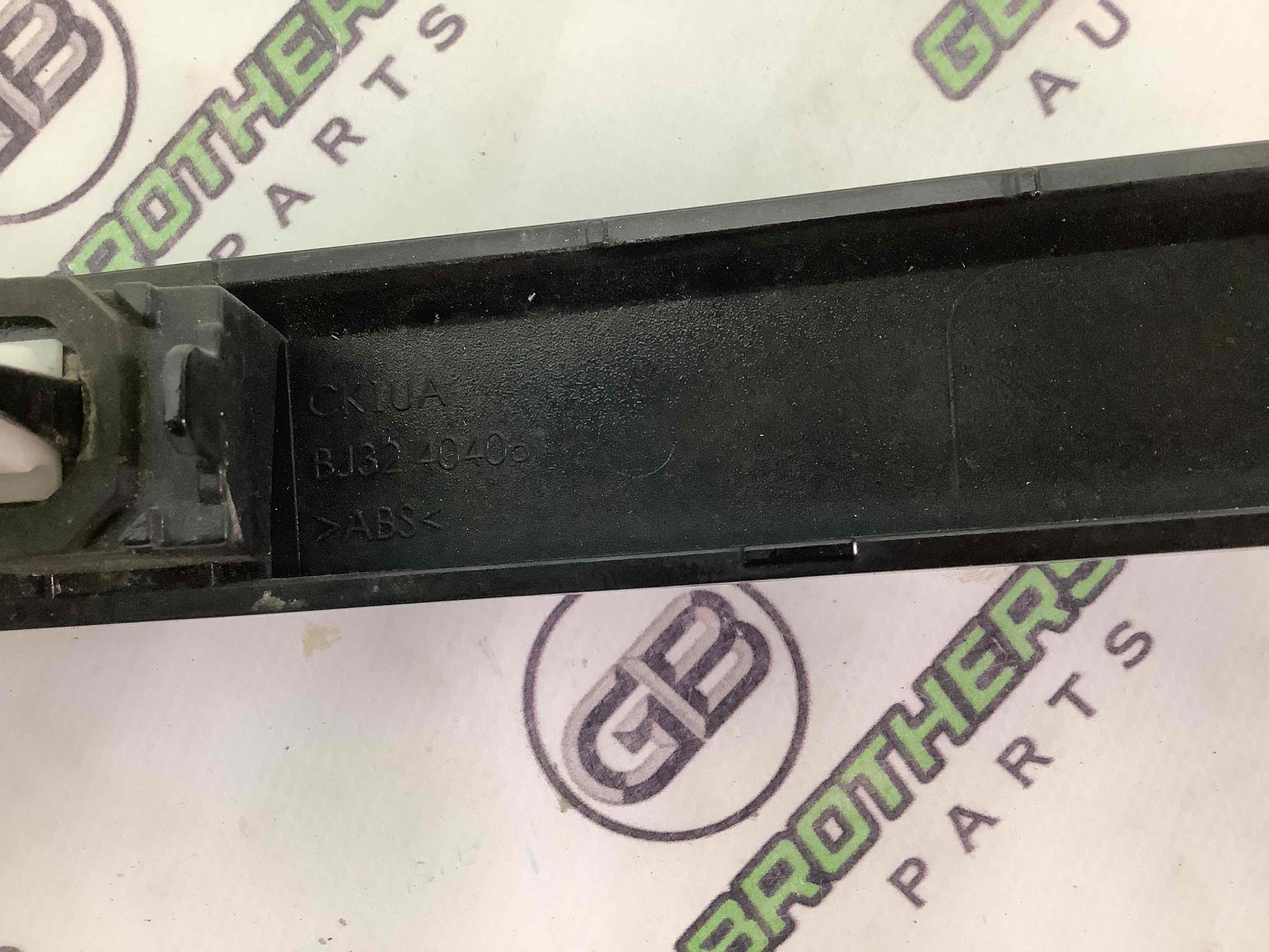 Молдинг двері багажника, кришки багажника, задні молдинги кузова