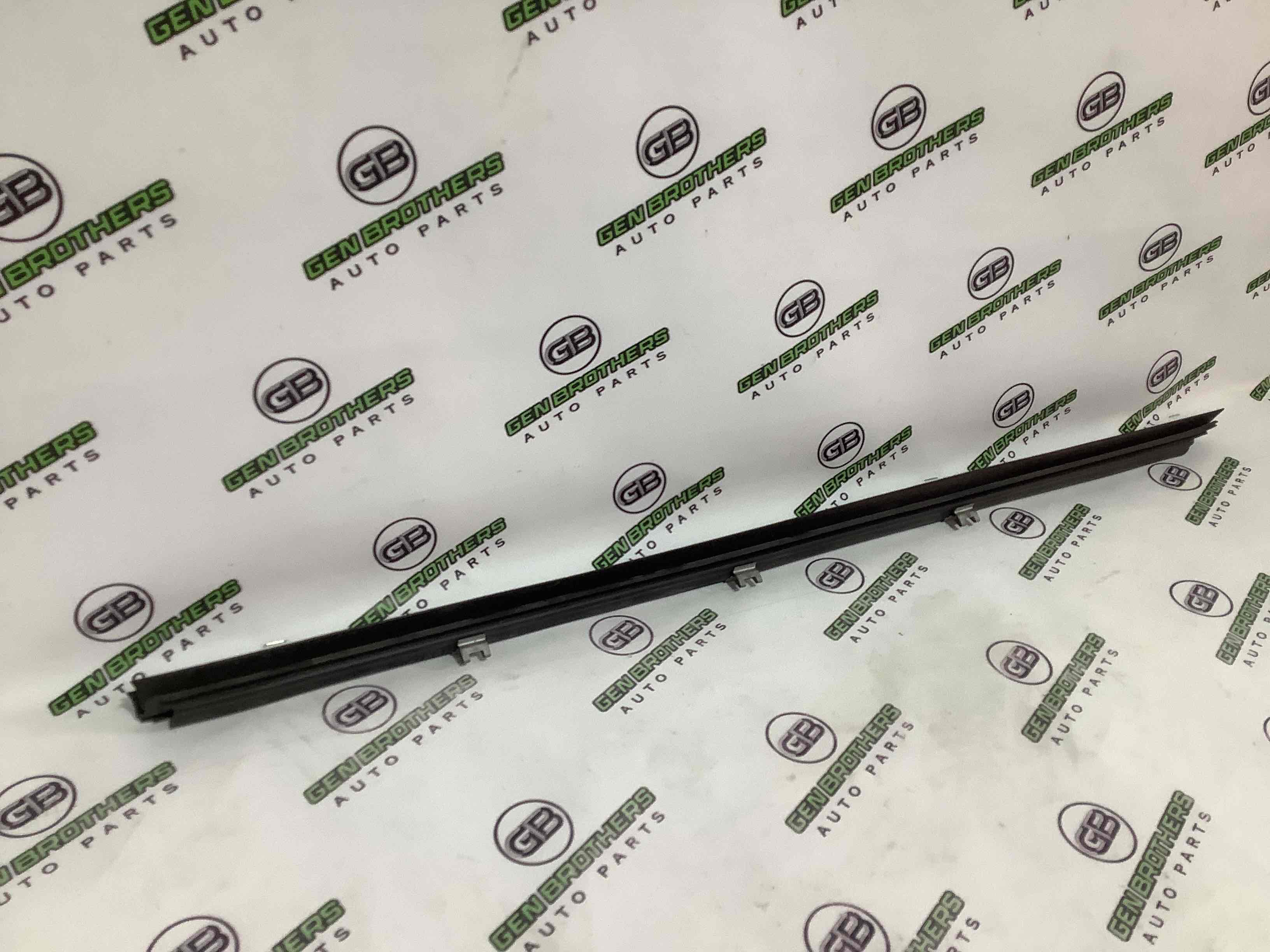 Ущільнювач скла, двері