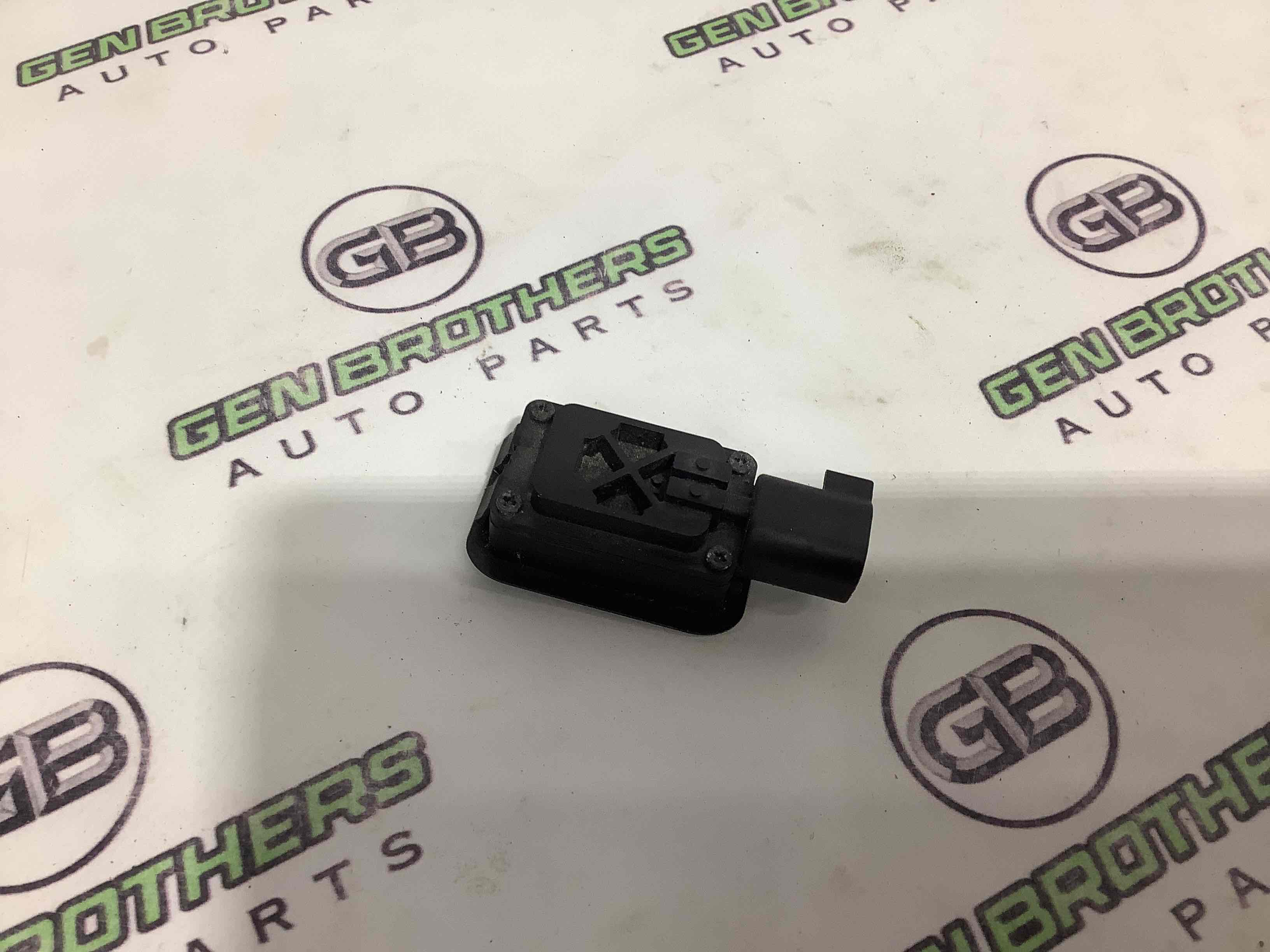 Кнопка відкриття багажника