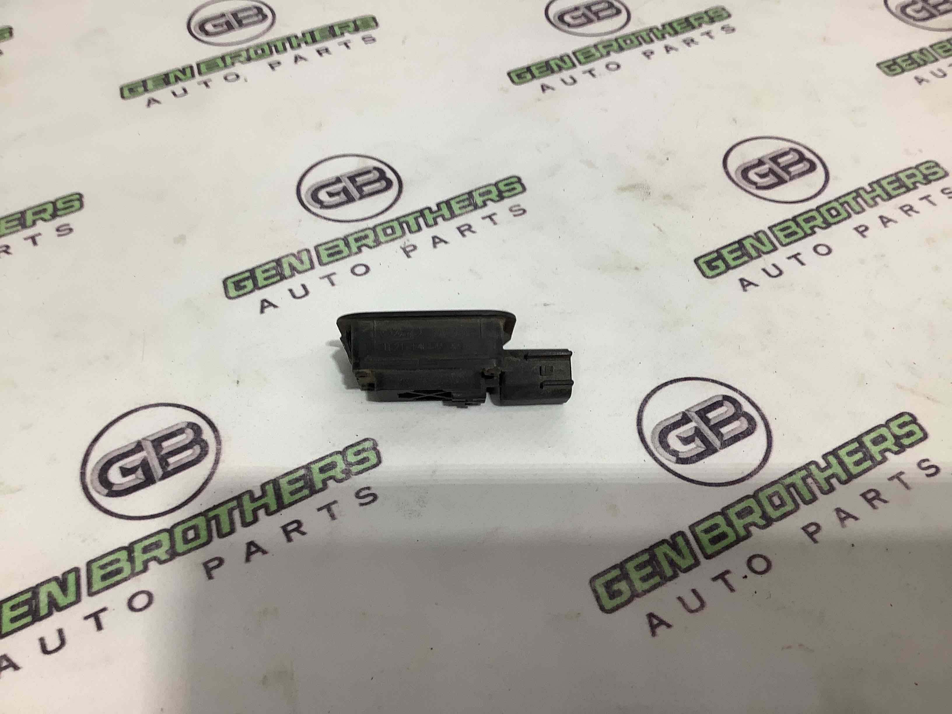 Кнопка відкриття багажника