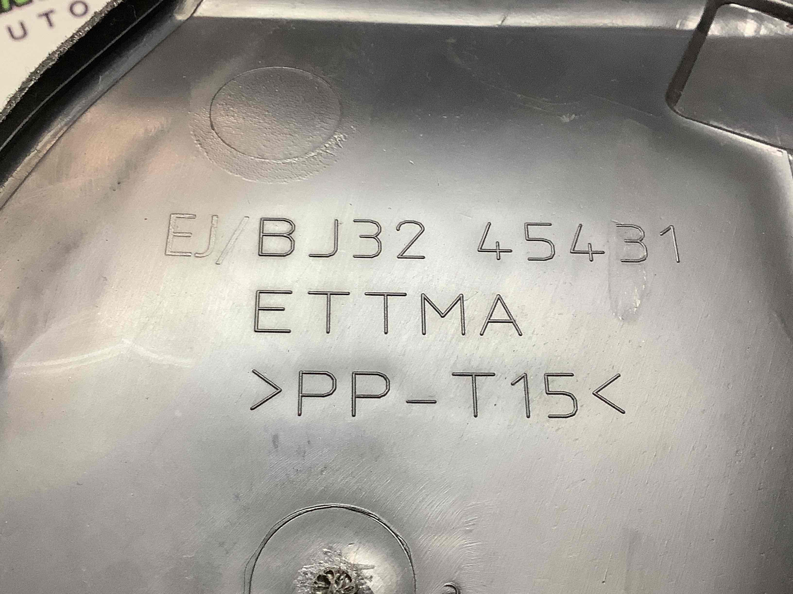 Елементи оздоблення багажника