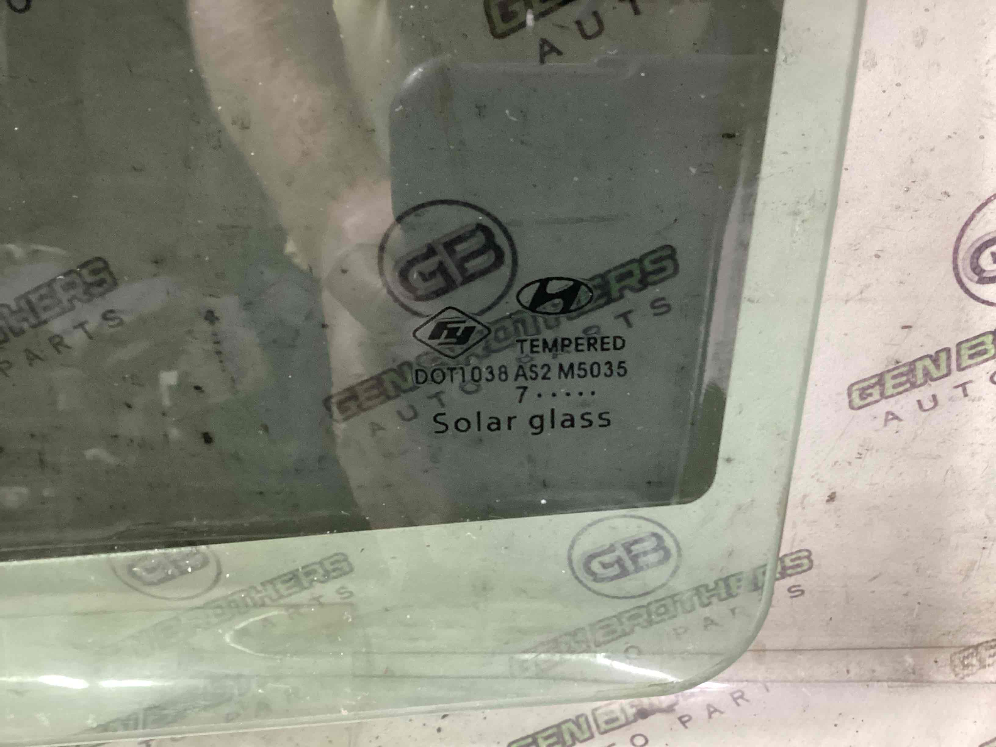 Скло заднє ліве