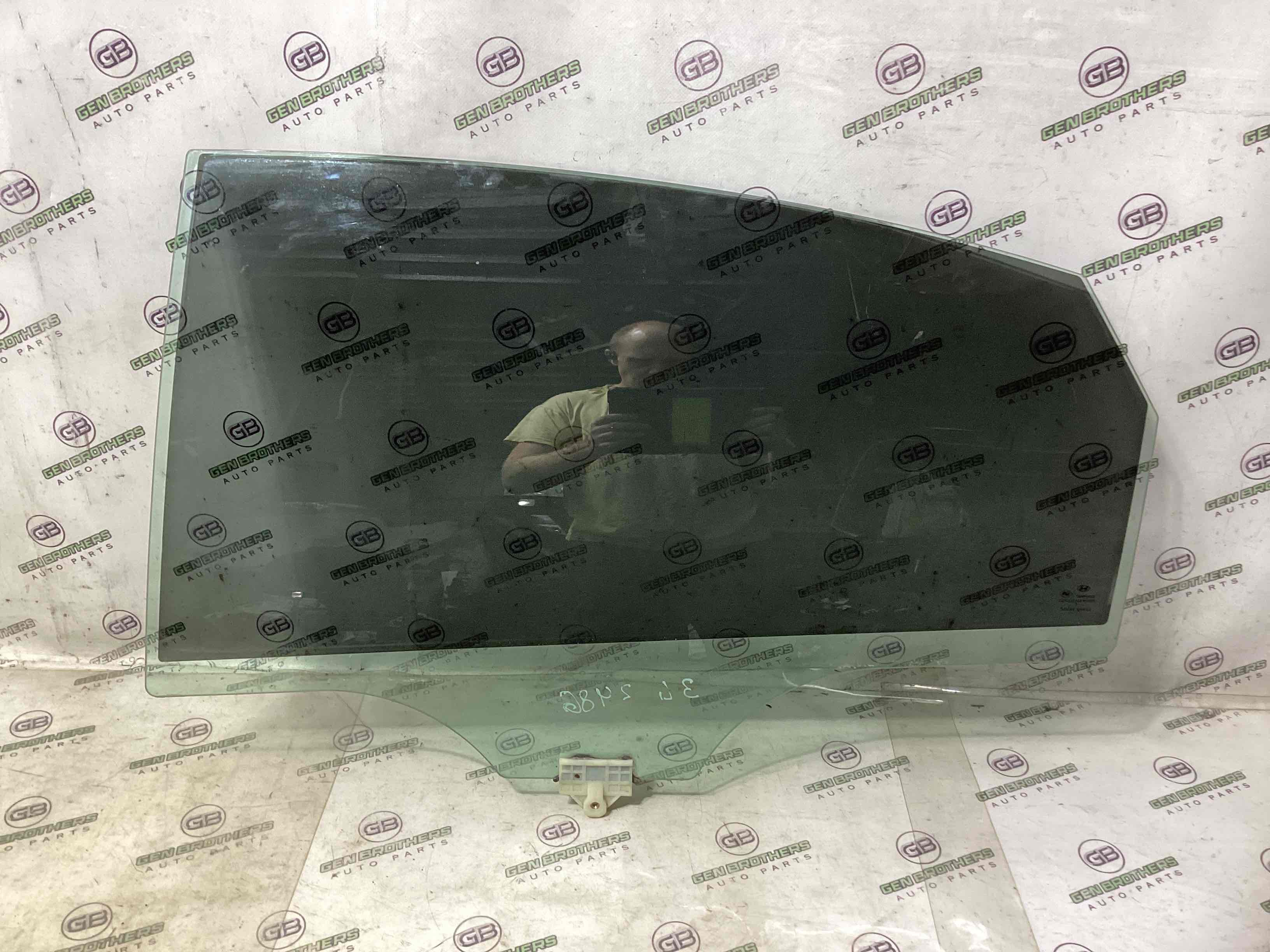 Скло заднє ліве