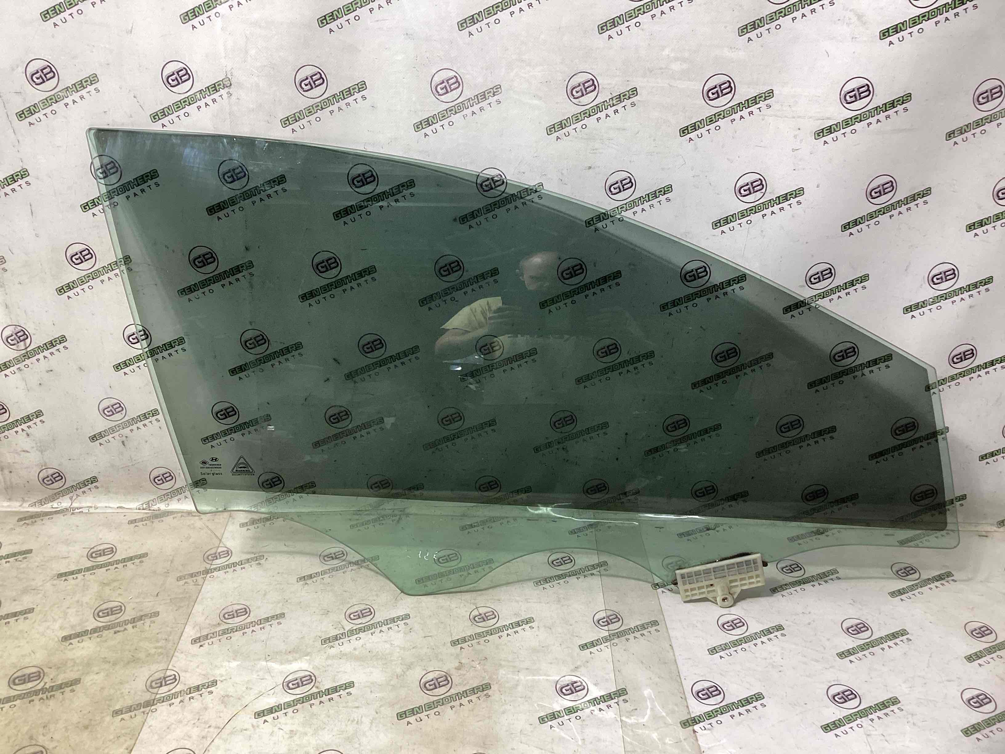 Скло переднє праве