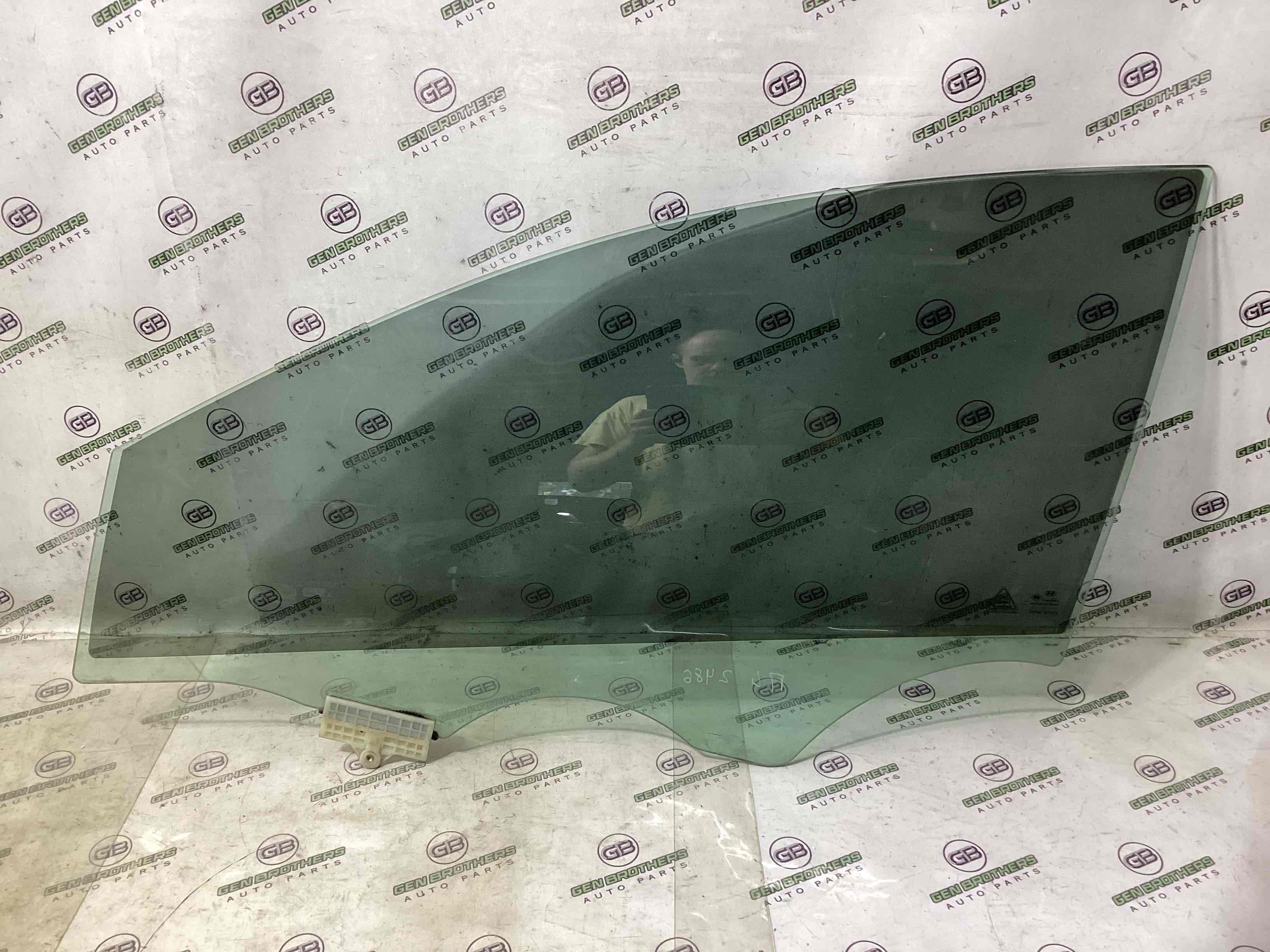 Скло переднє ліве