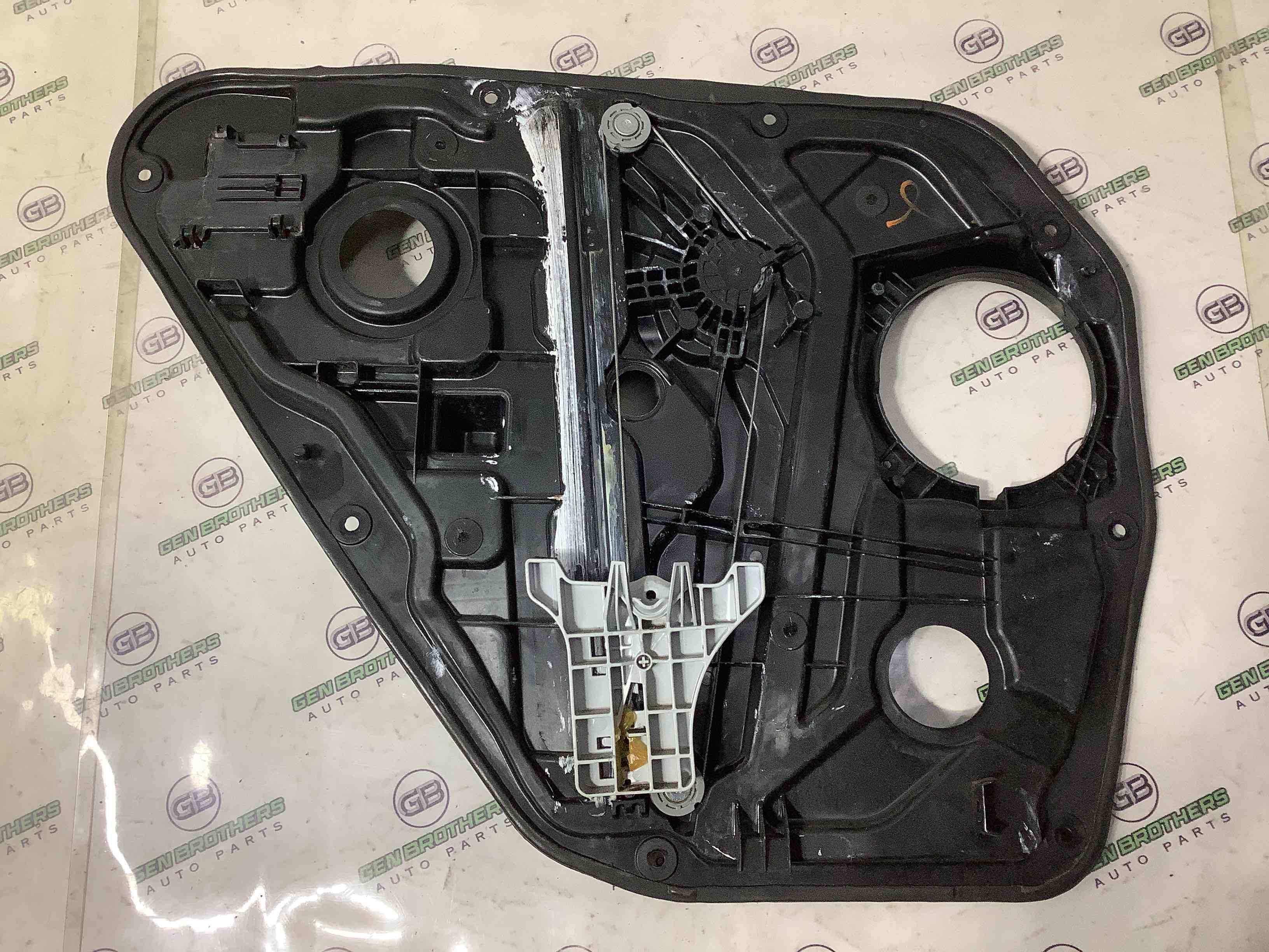 Склопідйомник задній правий