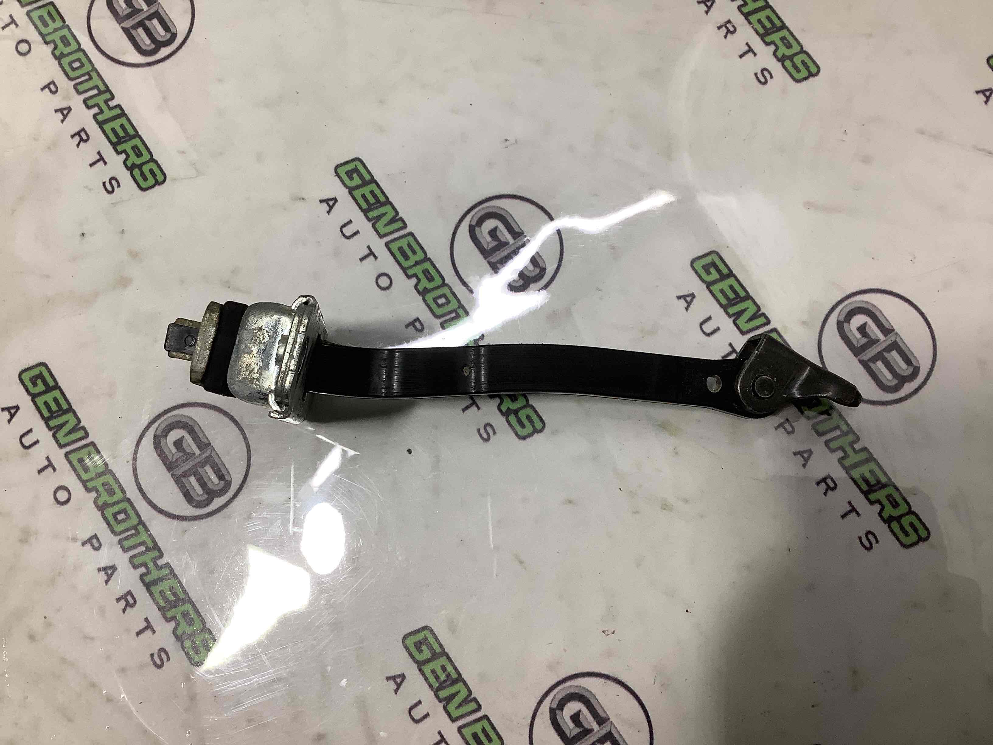 Обмежувач відчинення дверей