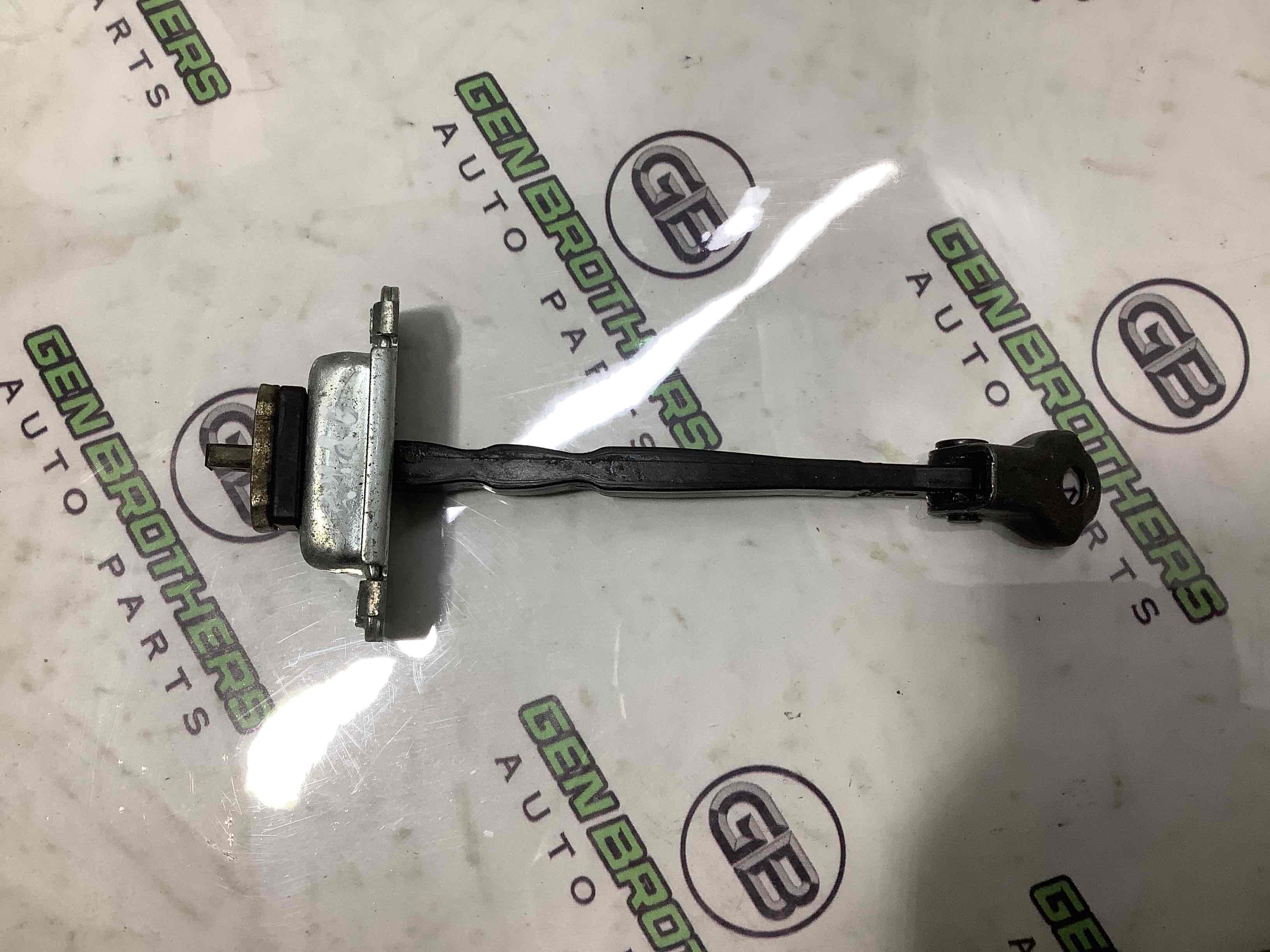 Обмежувач відчинення дверей