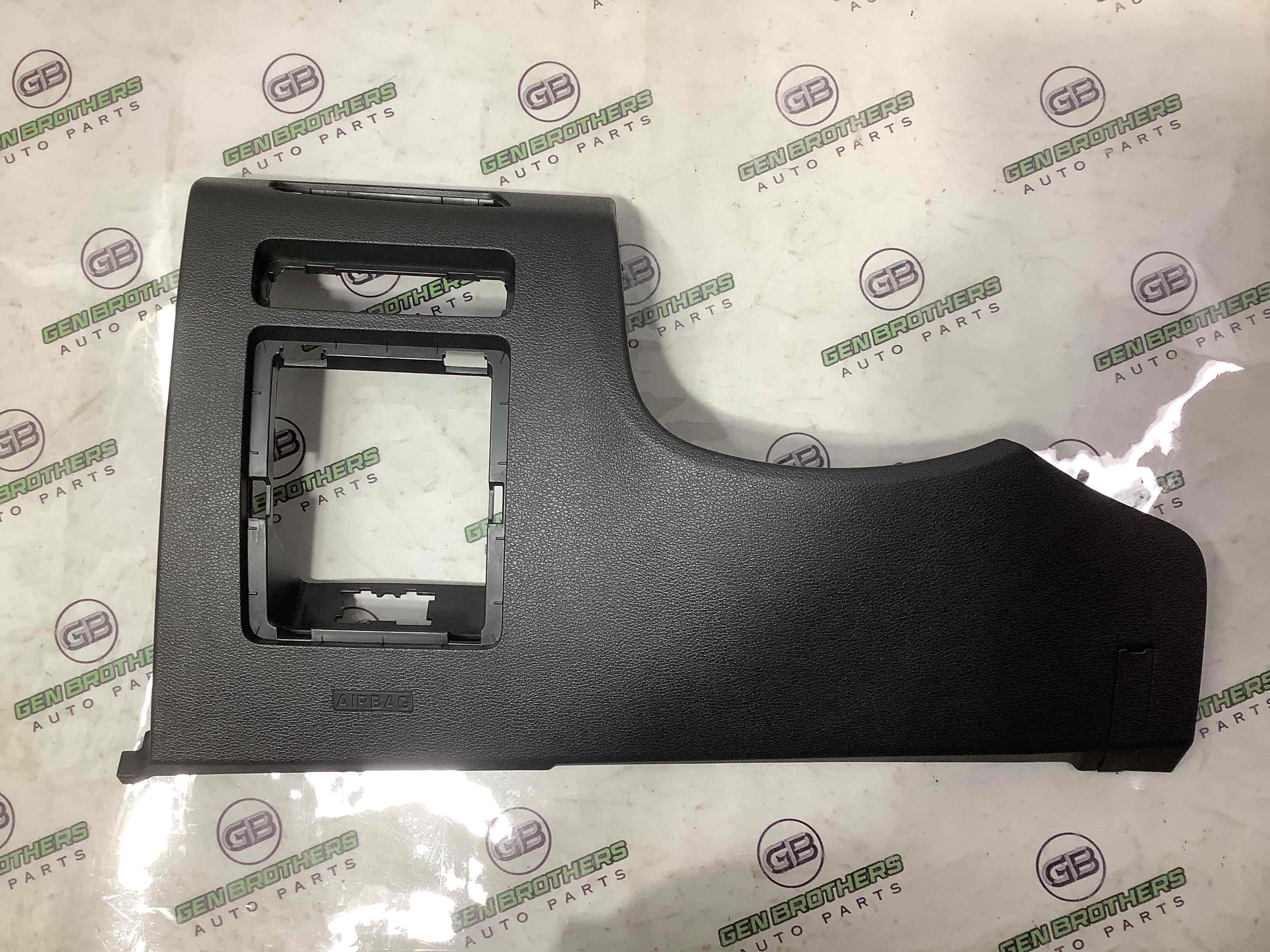 Обшивка панелі приладів торпедо