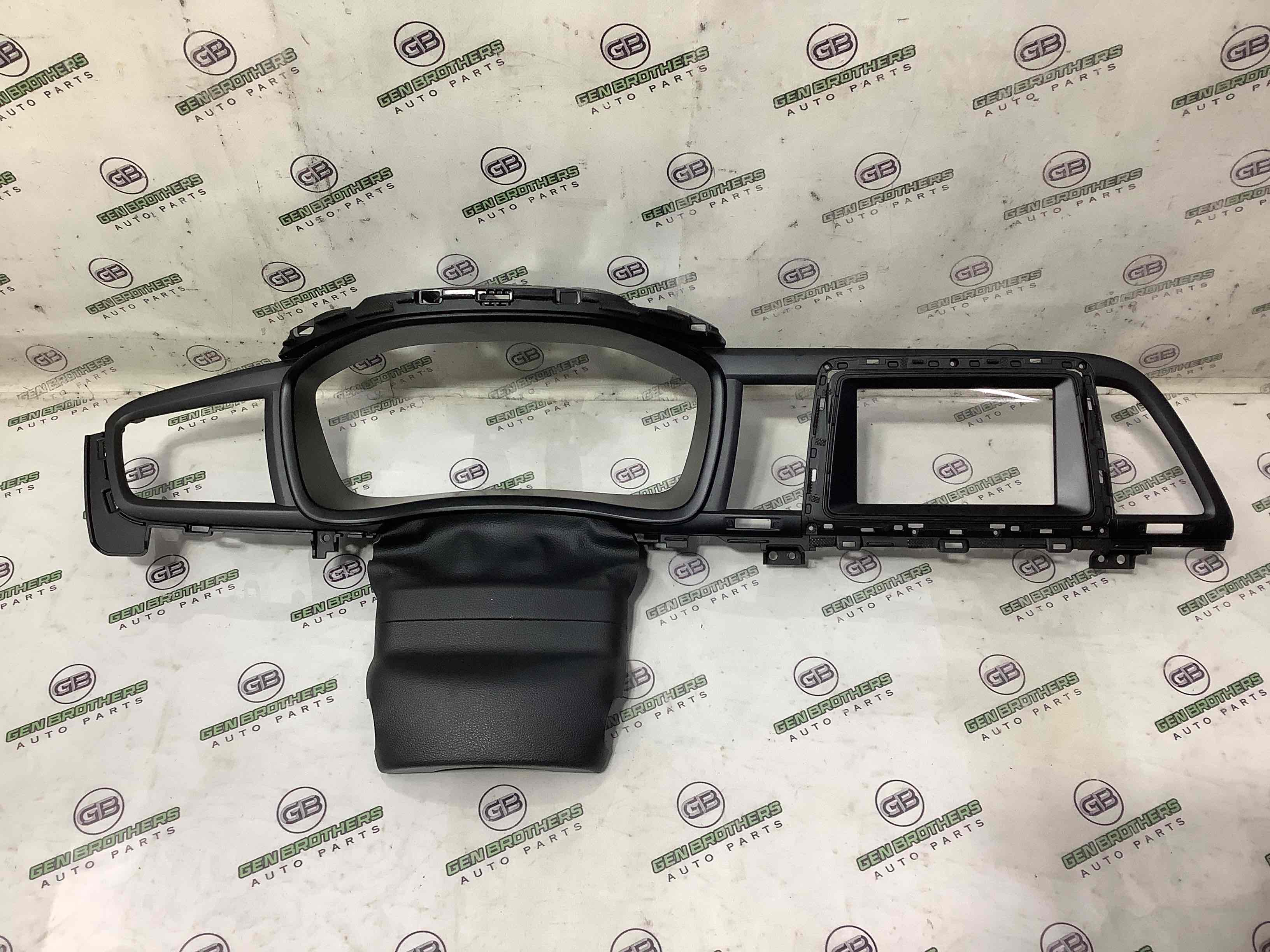 Обшивка панелі приладів торпедо