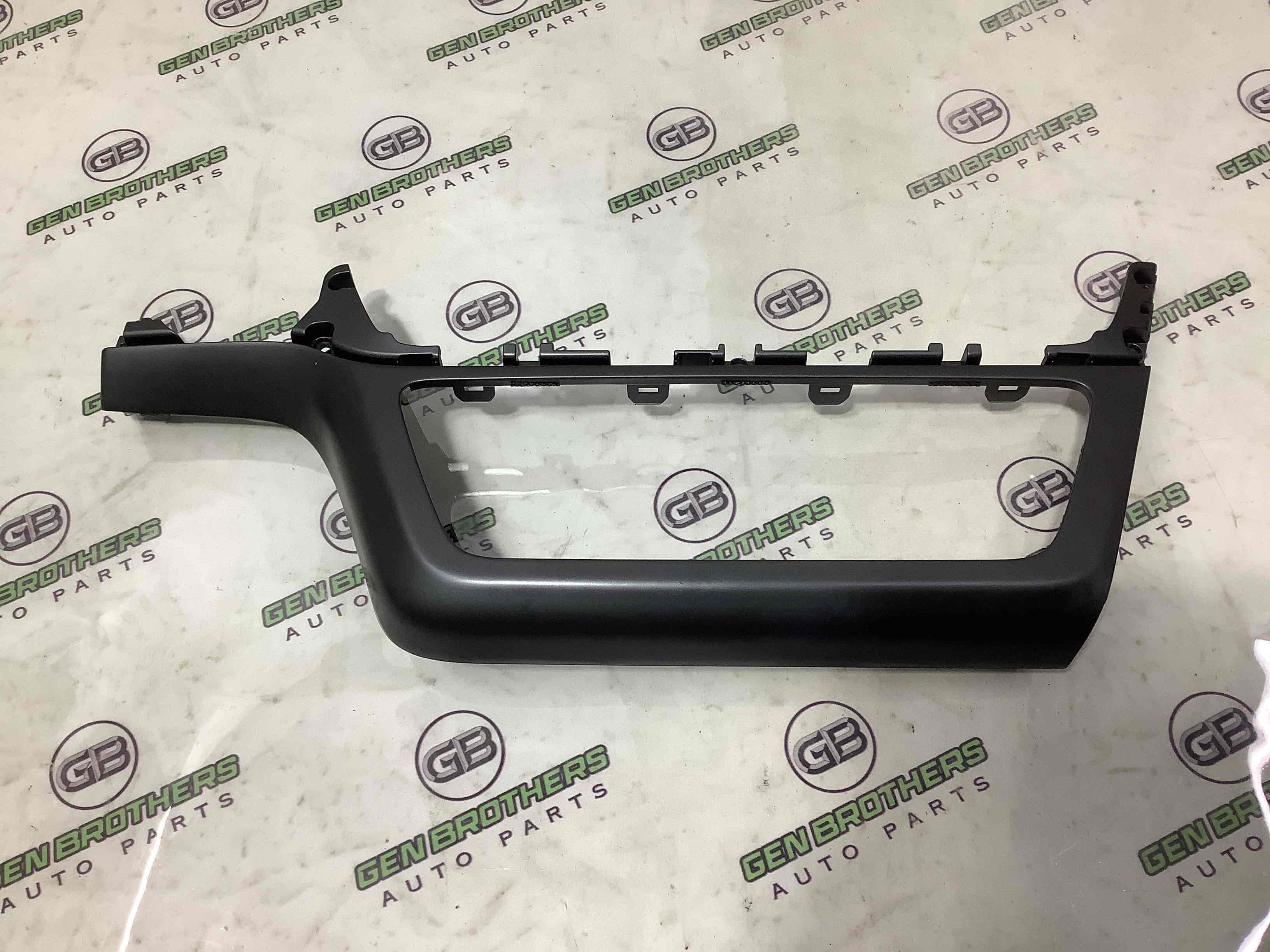 Обшивка панелі приладів торпедо