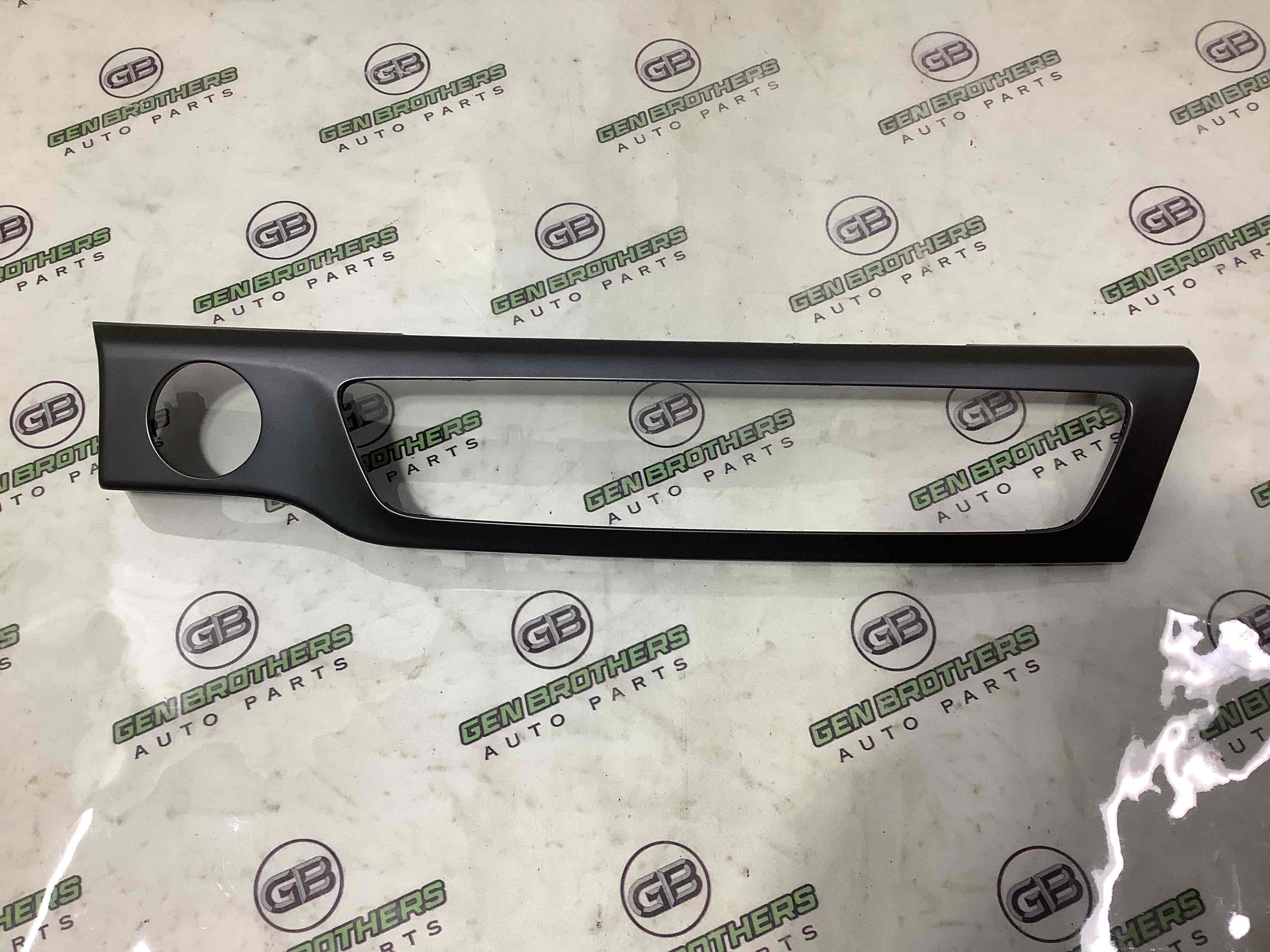 Обшивка панелі приладів торпедо