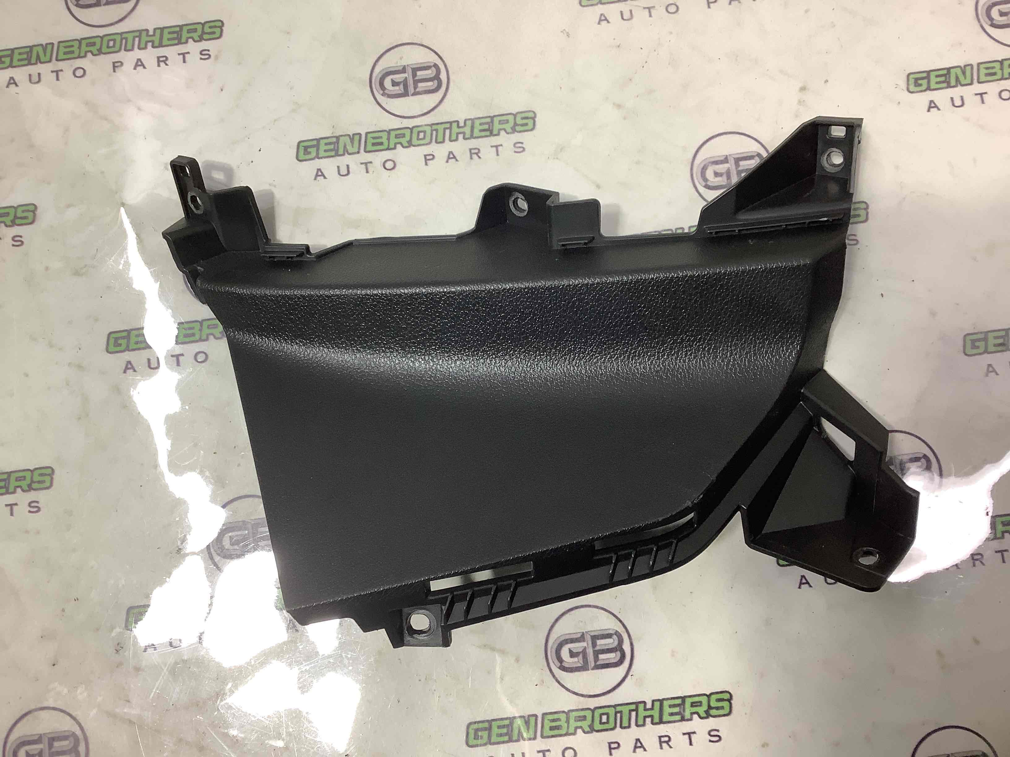 Обшивка панелі приладів торпедо