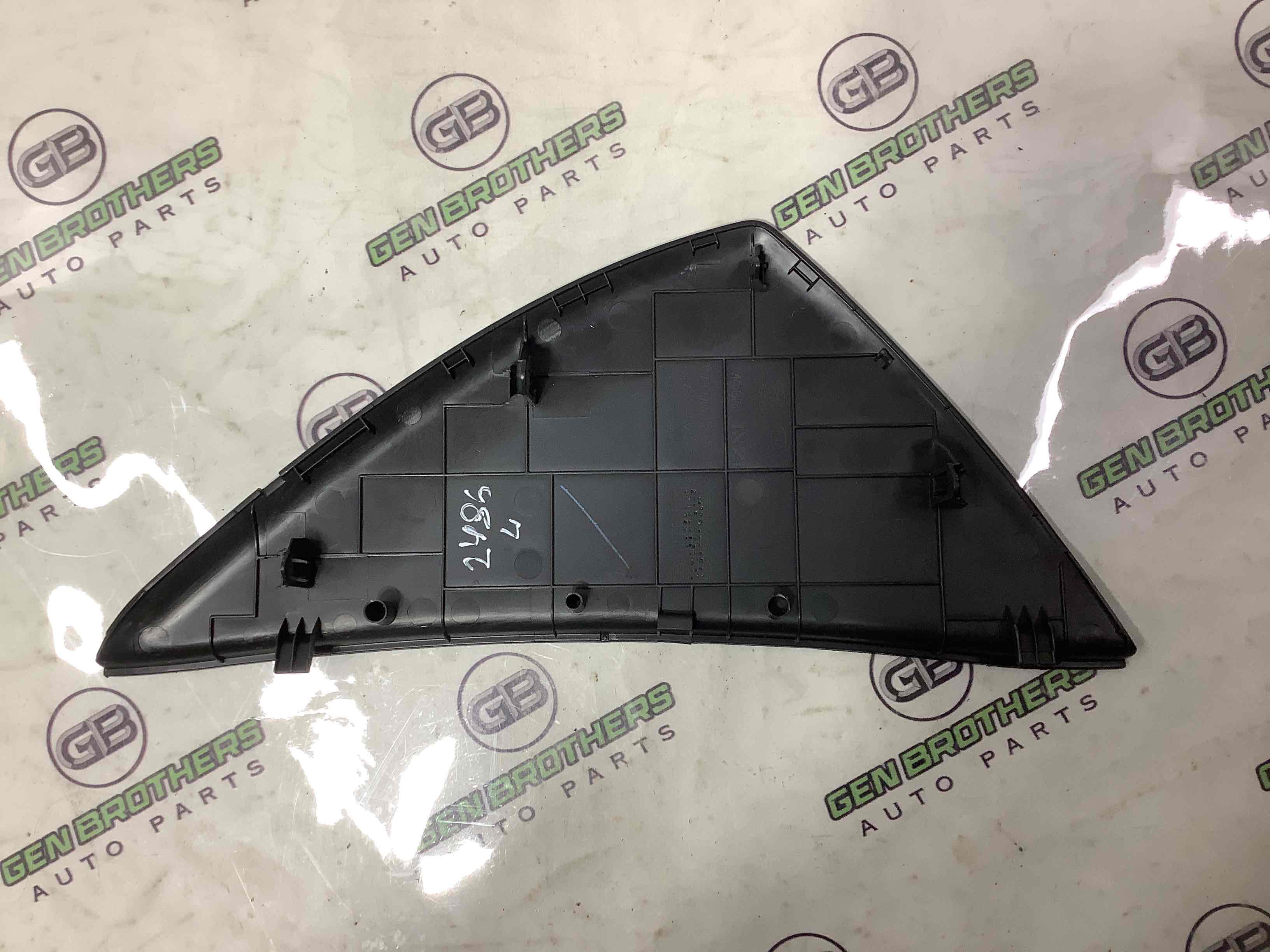 Обшивка панелі приладів торпедо