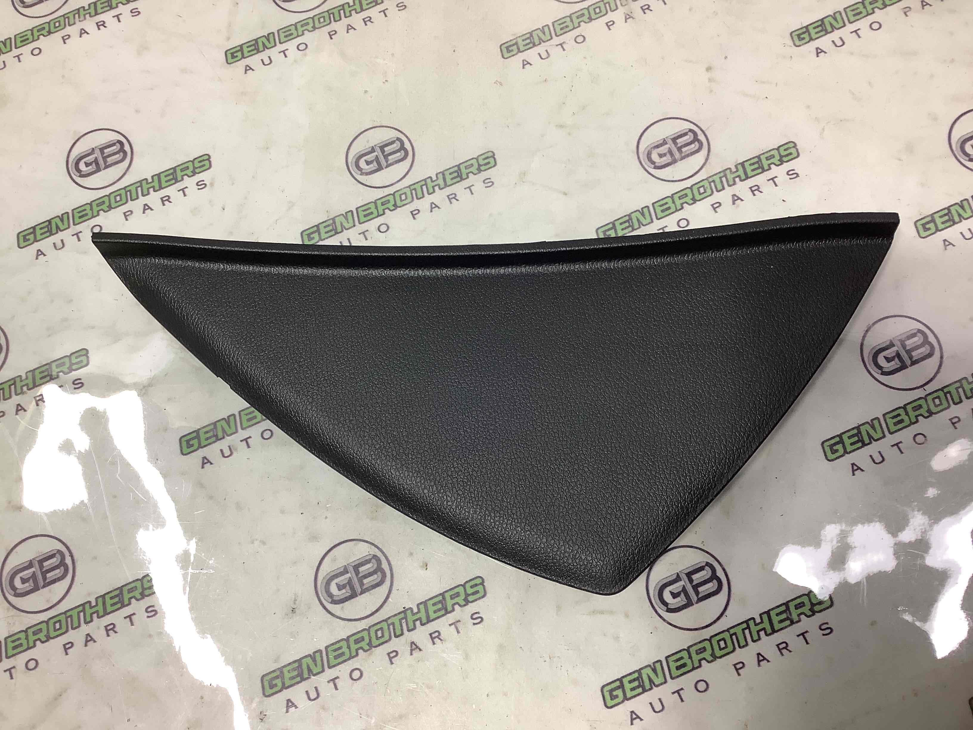 Обшивка панелі приладів торпедо