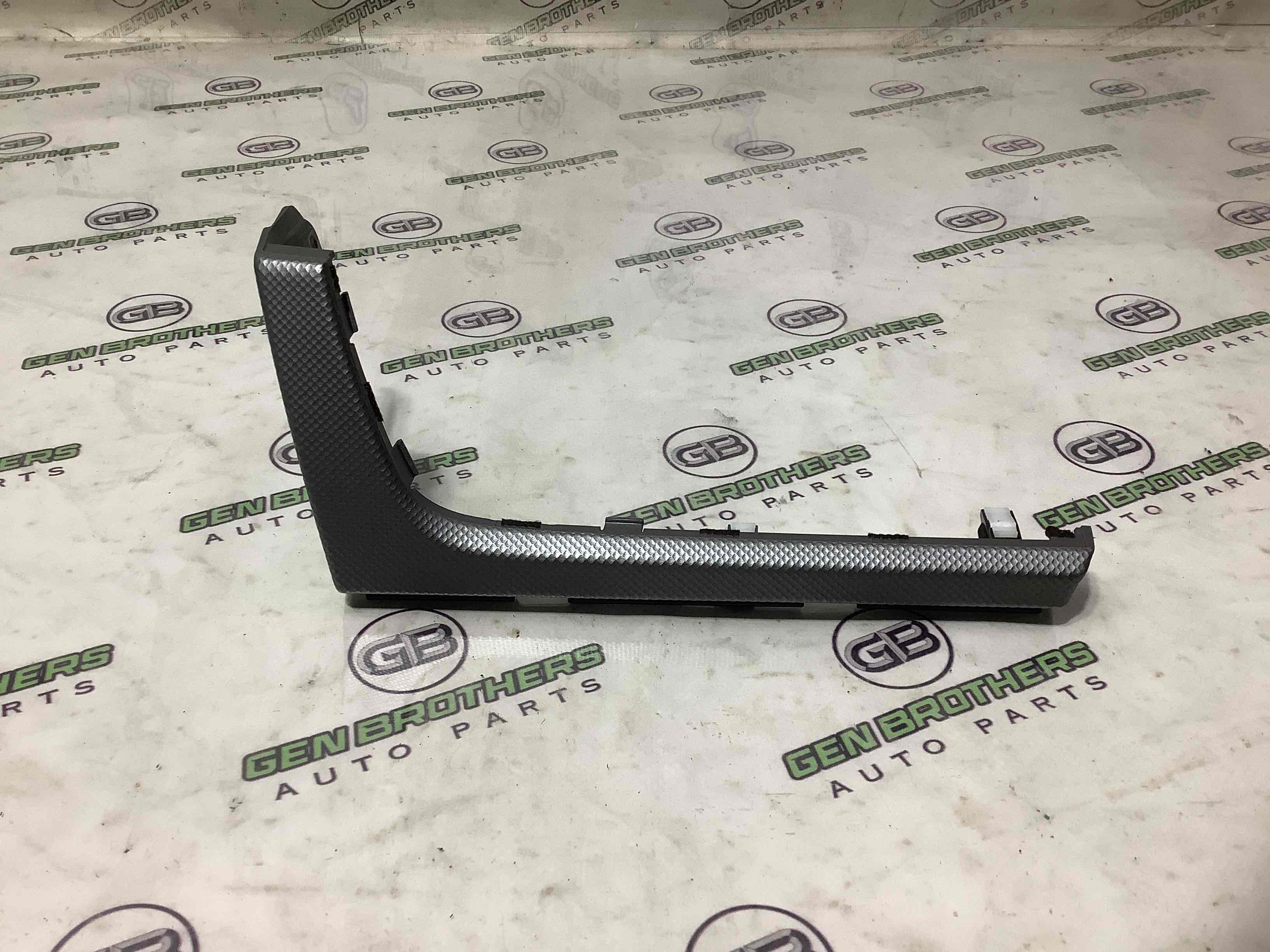 Обшивка панелі приладів торпедо