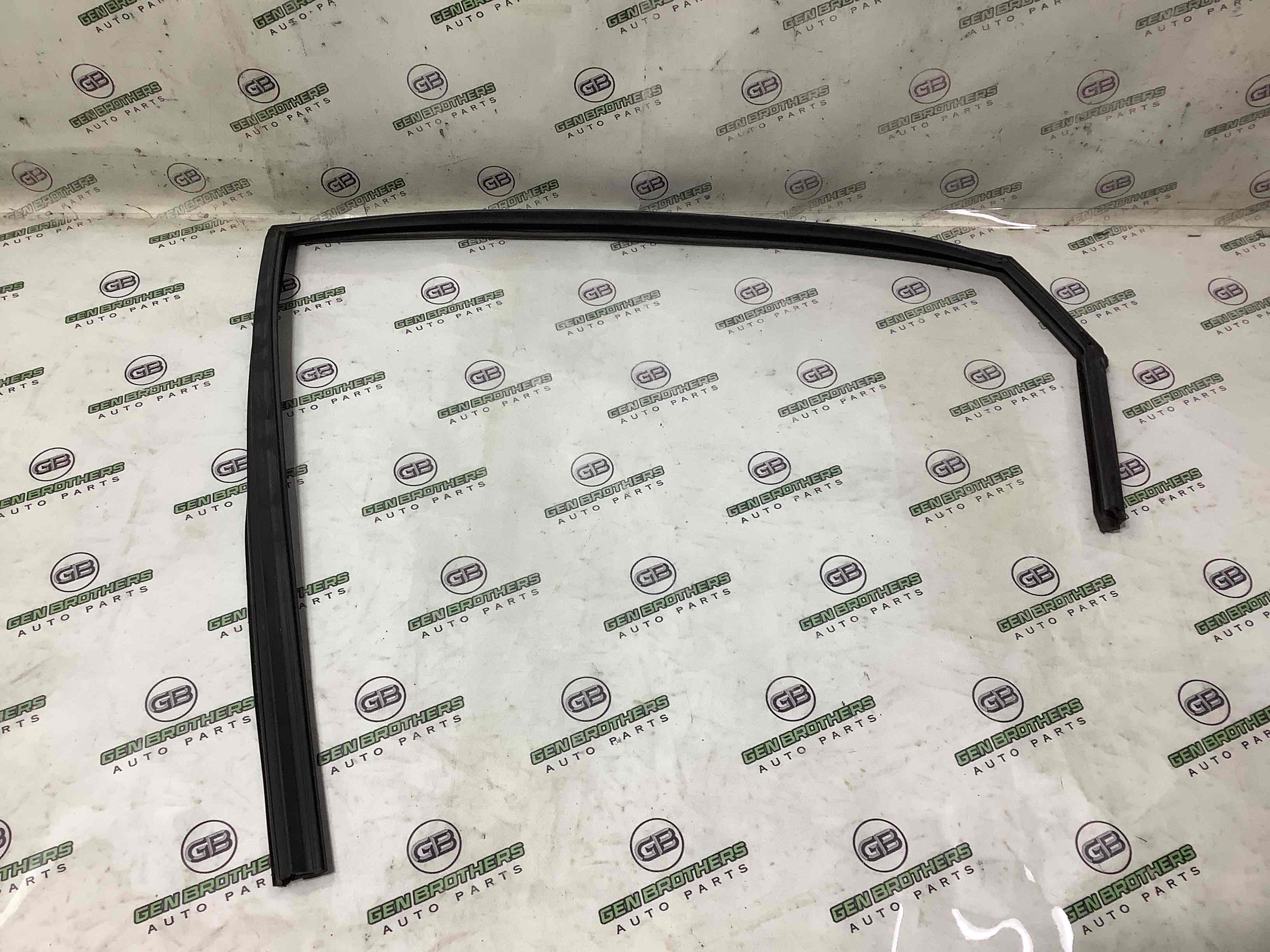 Ущільнювач скла, двері