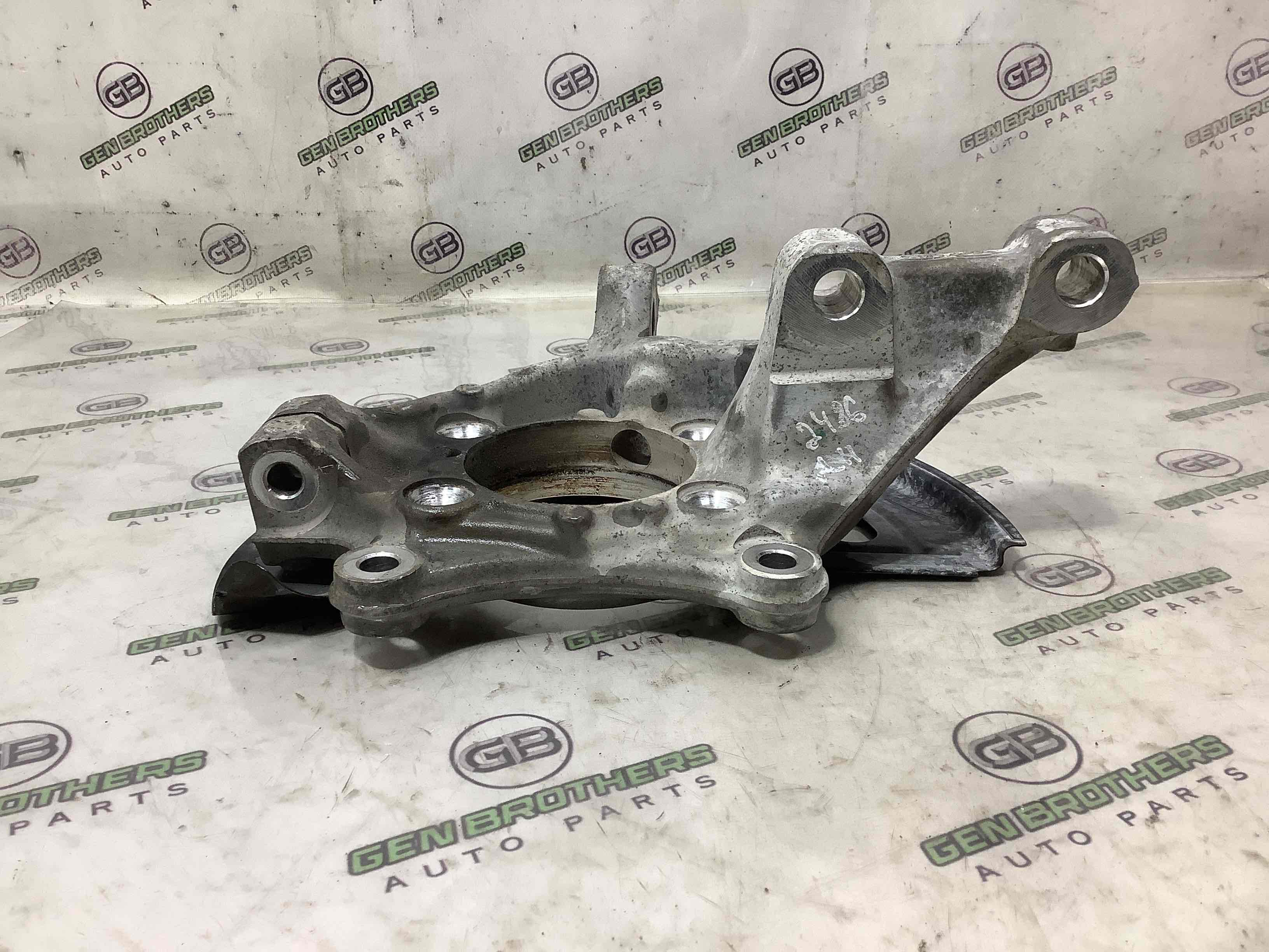 Кулак поворотний лівий