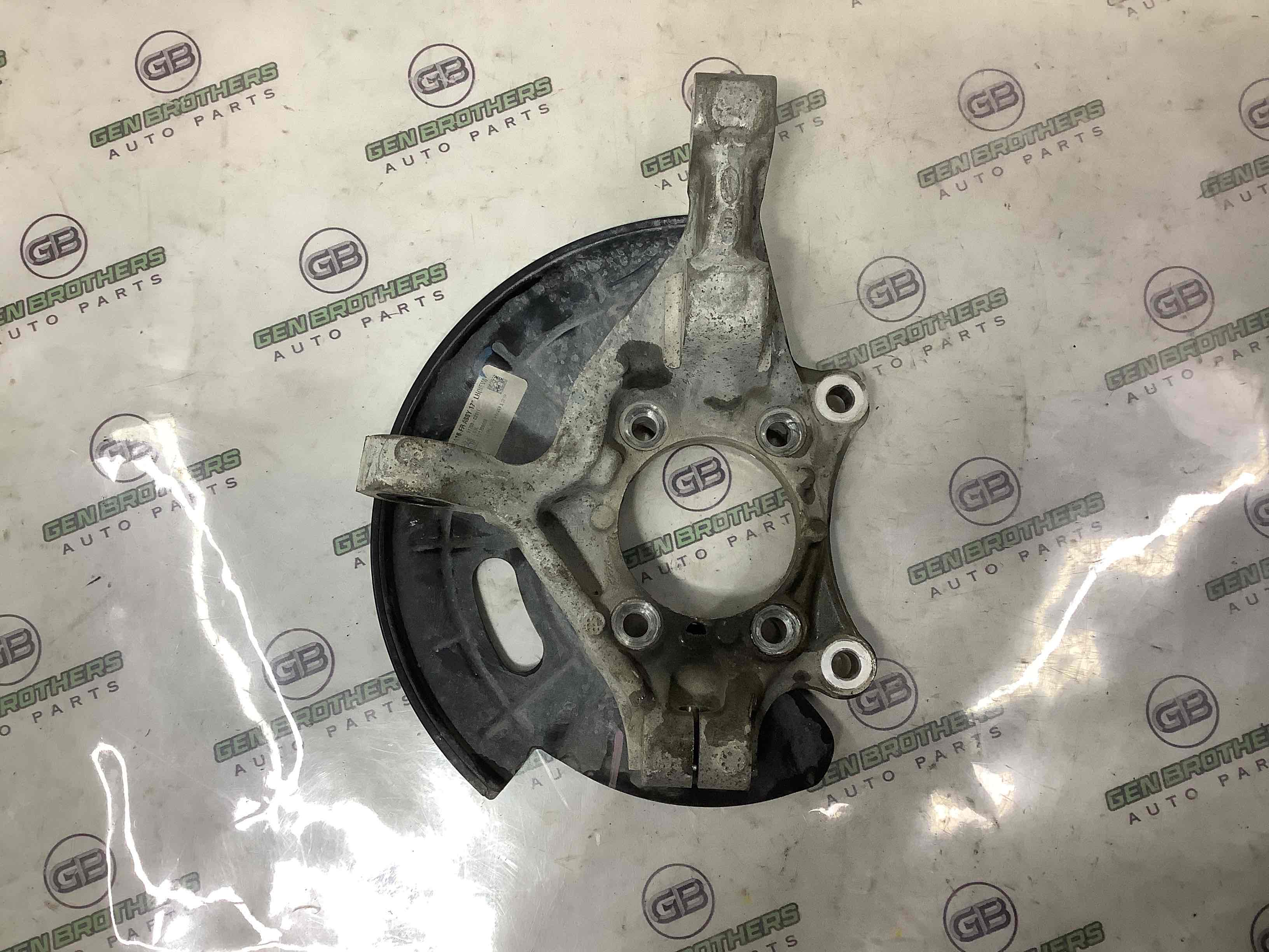 Кулак поворотний лівий