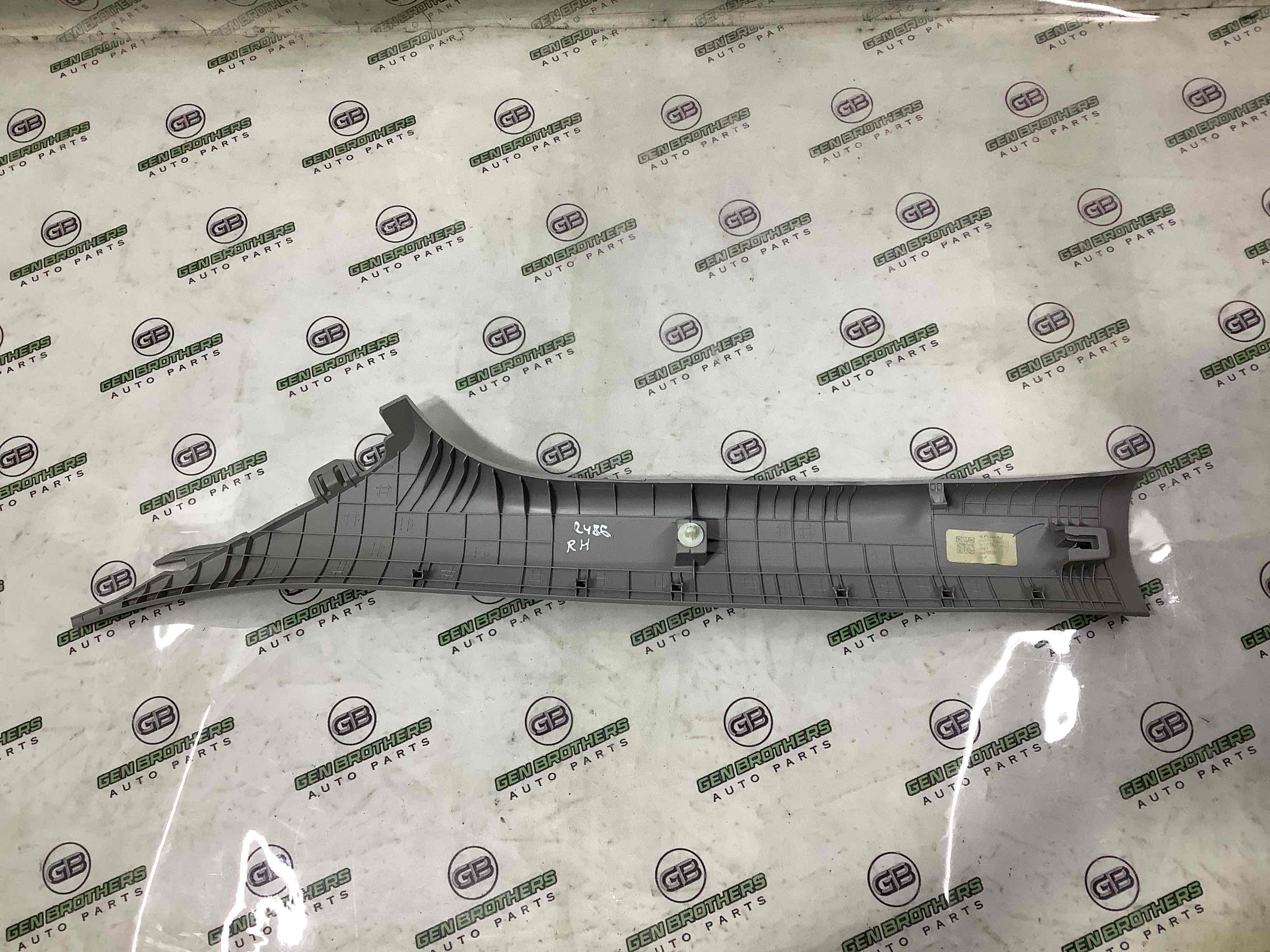 Обшивка передньої стійки права