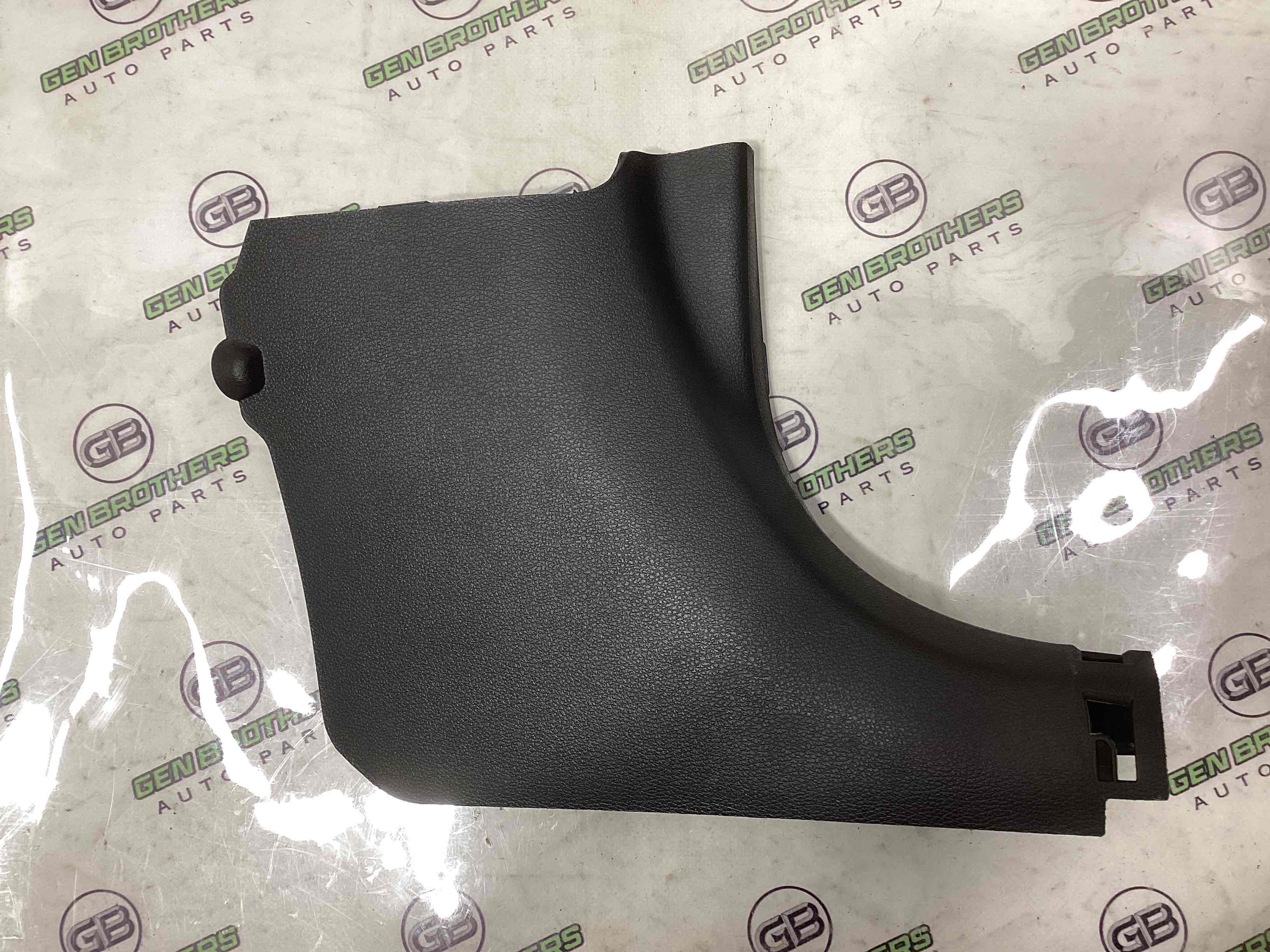 Обшивка передньої стійки права