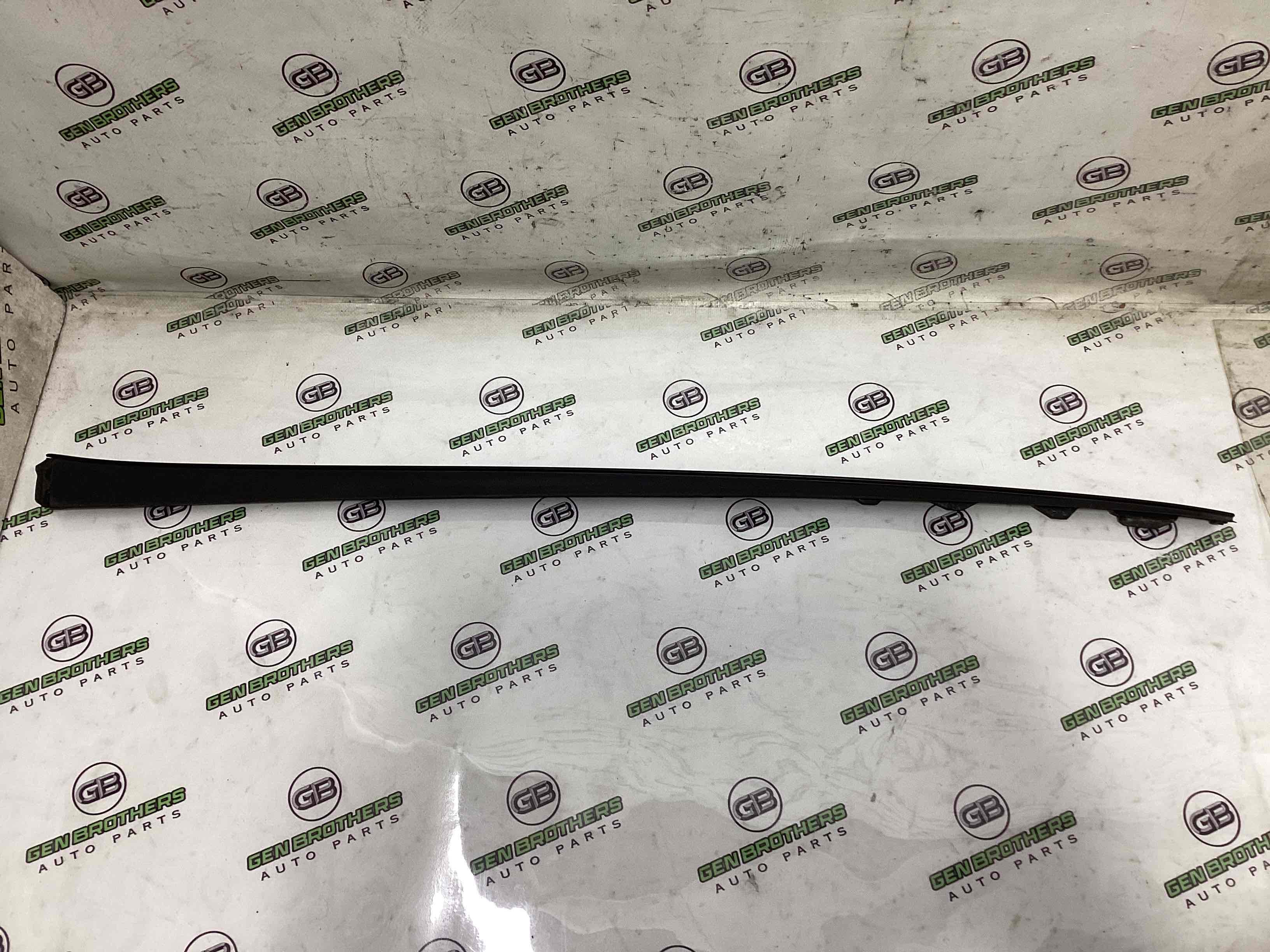 Молдинг лобового скла