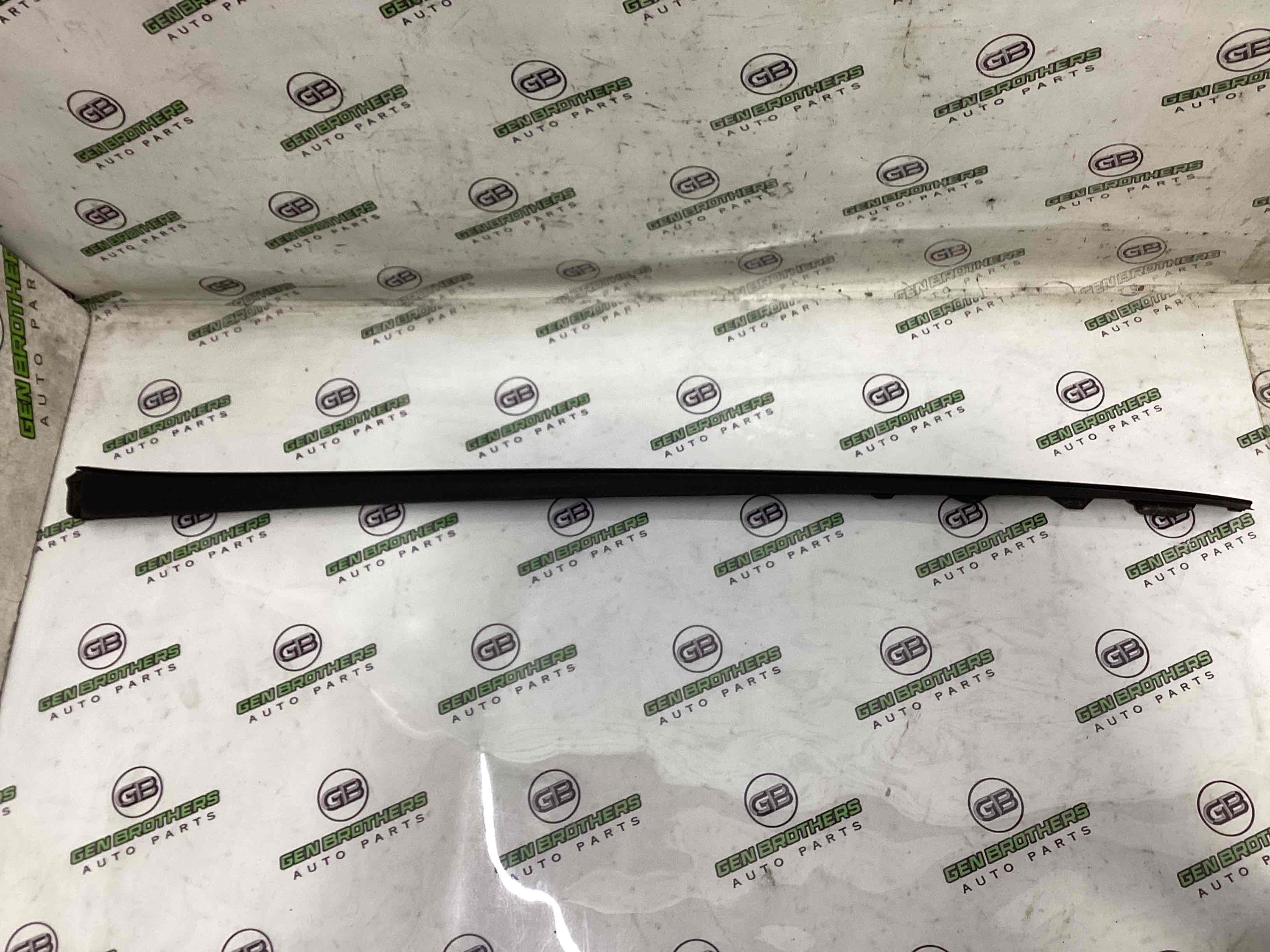 Молдинг лобового скла